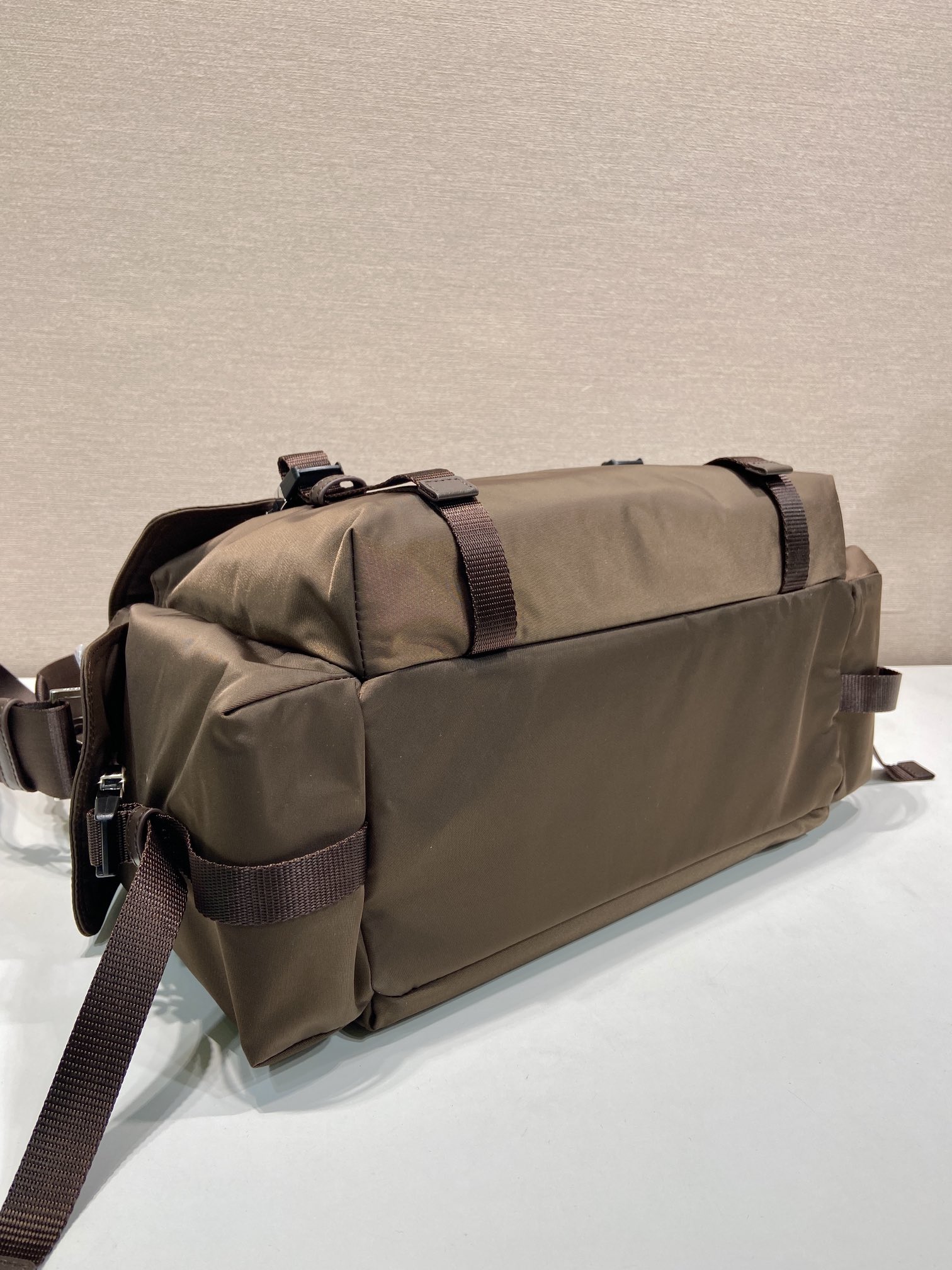 普拉达 PRADA Re-Nylon 复古三角形 邮差包 单肩包 斜挎包 棕色  F0 2VD082 