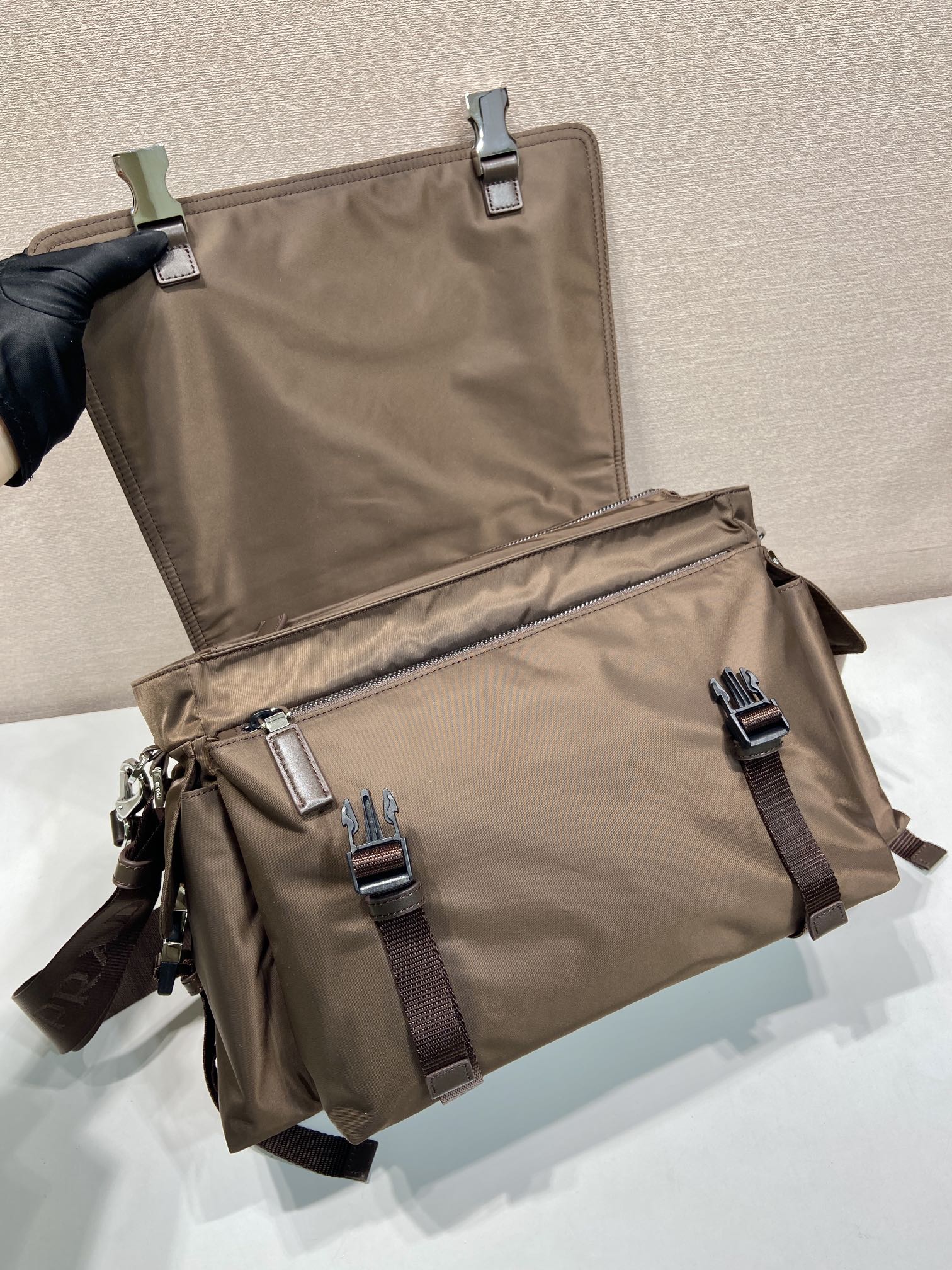 普拉达 PRADA Re-Nylon 复古三角形 邮差包 单肩包 斜挎包 棕色  F0 2VD082 