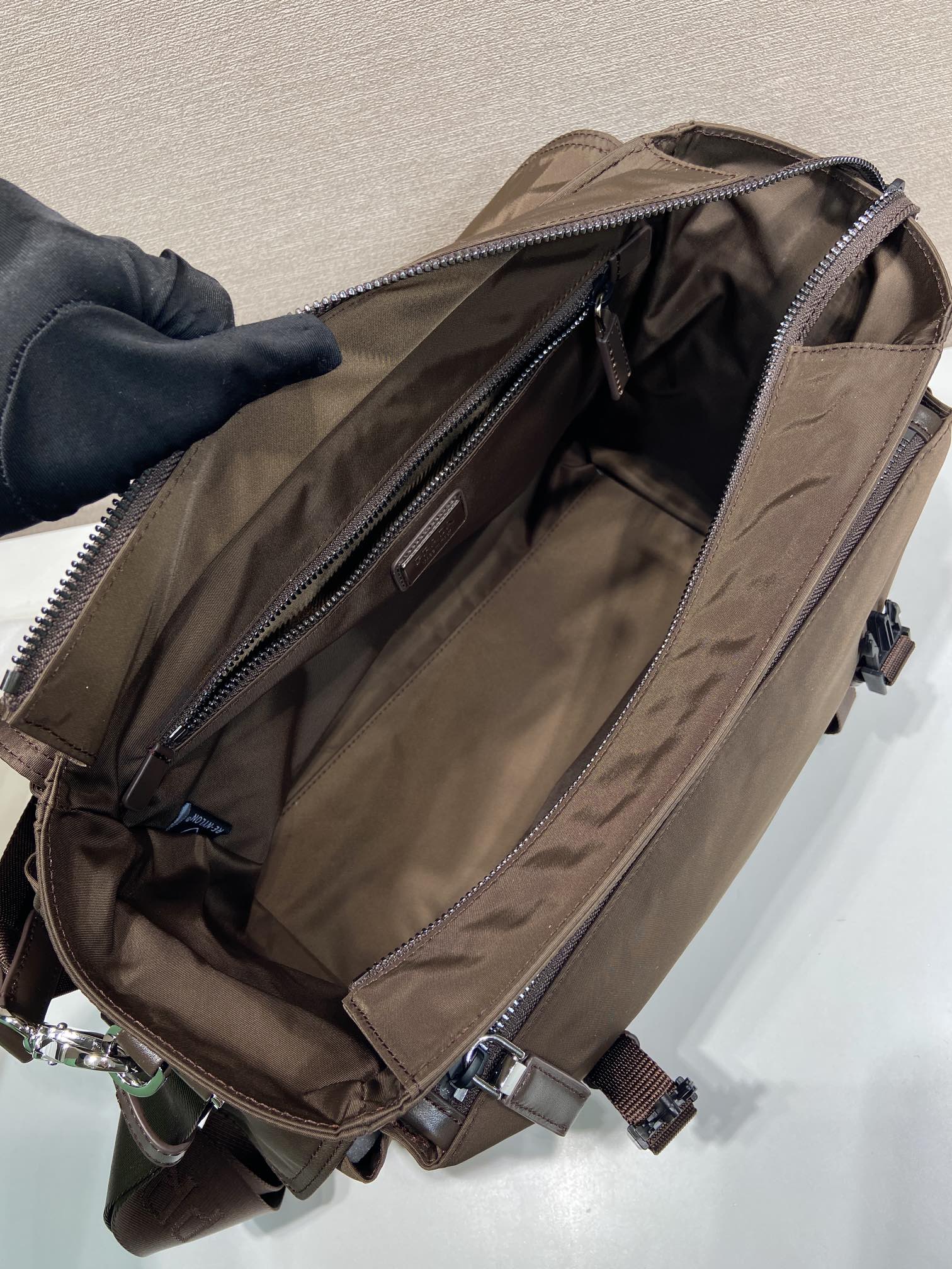 普拉达 PRADA Re-Nylon 复古三角形 邮差包 单肩包 斜挎包 棕色  F0 2VD082 