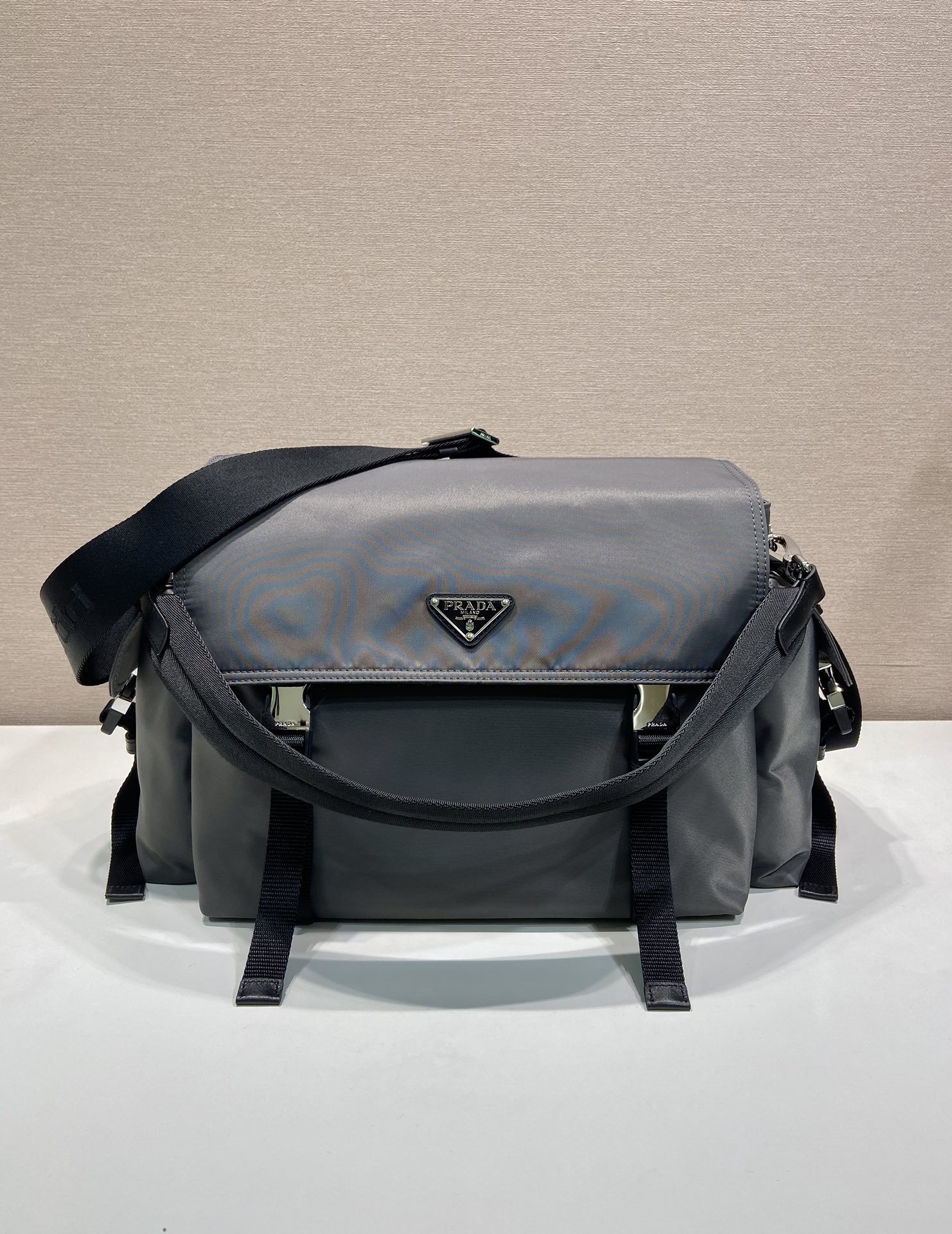 普拉达 PRADA Re-Nylon 复古三角形 邮差包 单肩包 斜挎包 灰色  F0 2VD082 