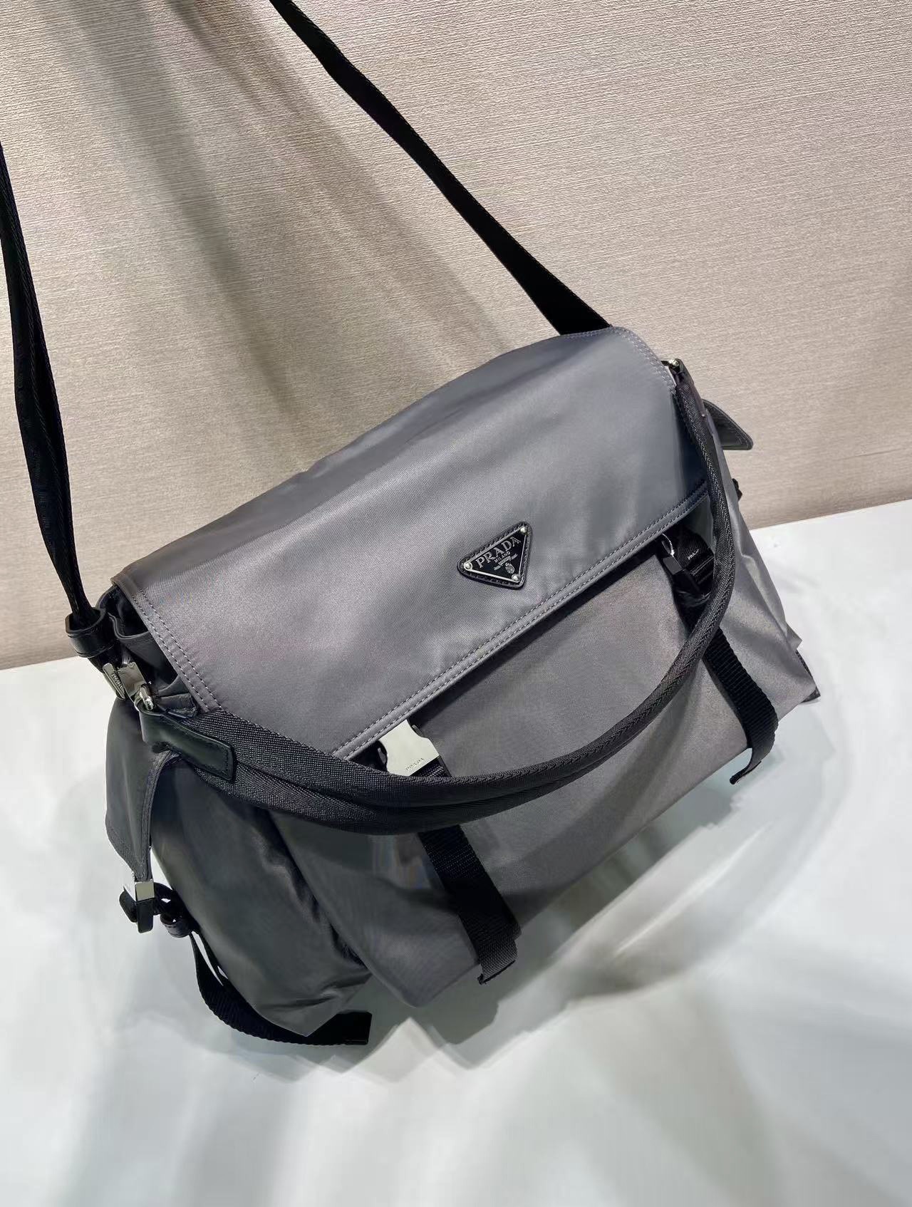 普拉达 PRADA Re-Nylon 复古三角形 邮差包 单肩包 斜挎包 灰色  F0 2VD082 