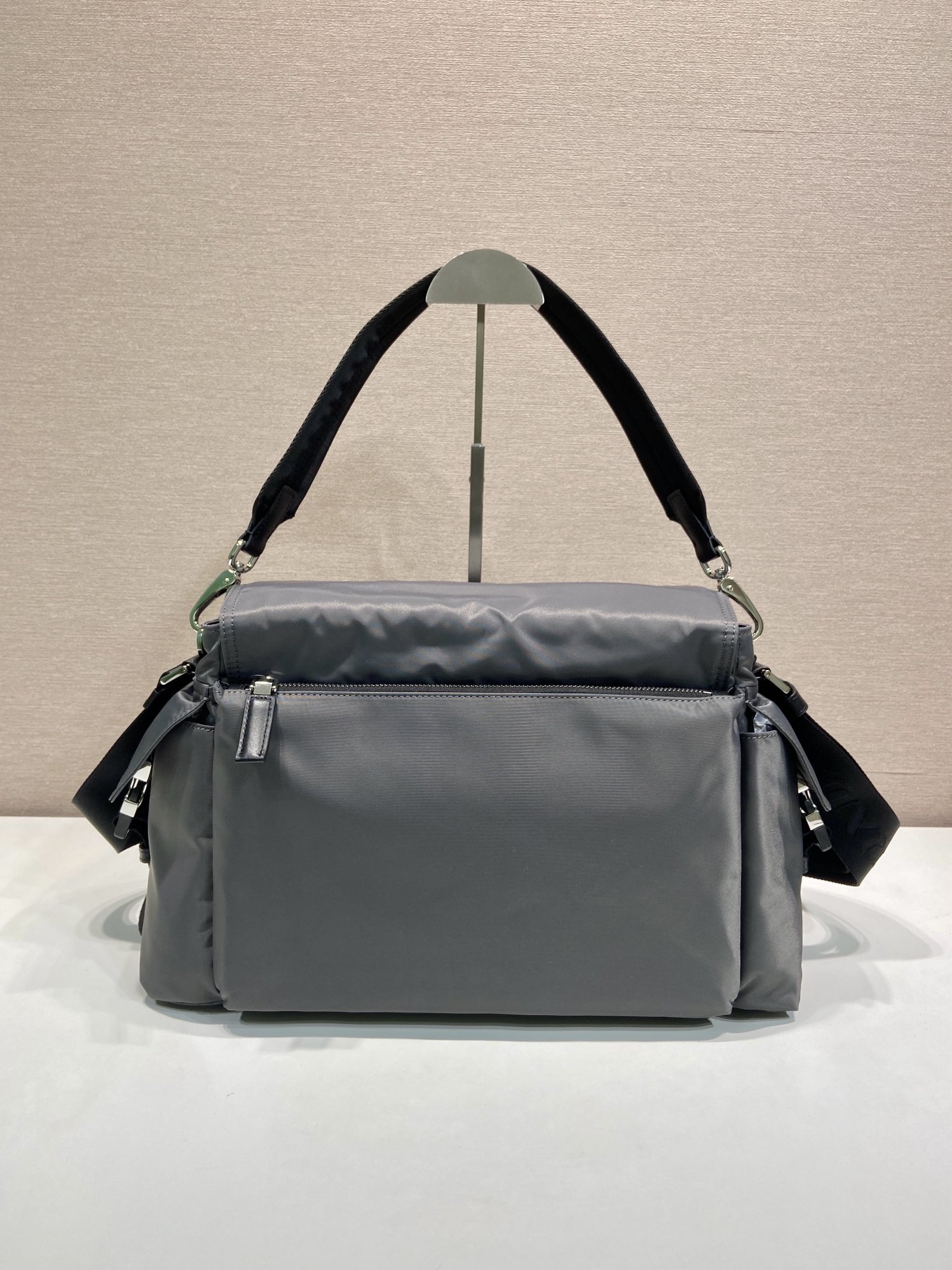 普拉达 PRADA Re-Nylon 复古三角形 邮差包 单肩包 斜挎包 灰色  F0 2VD082 
