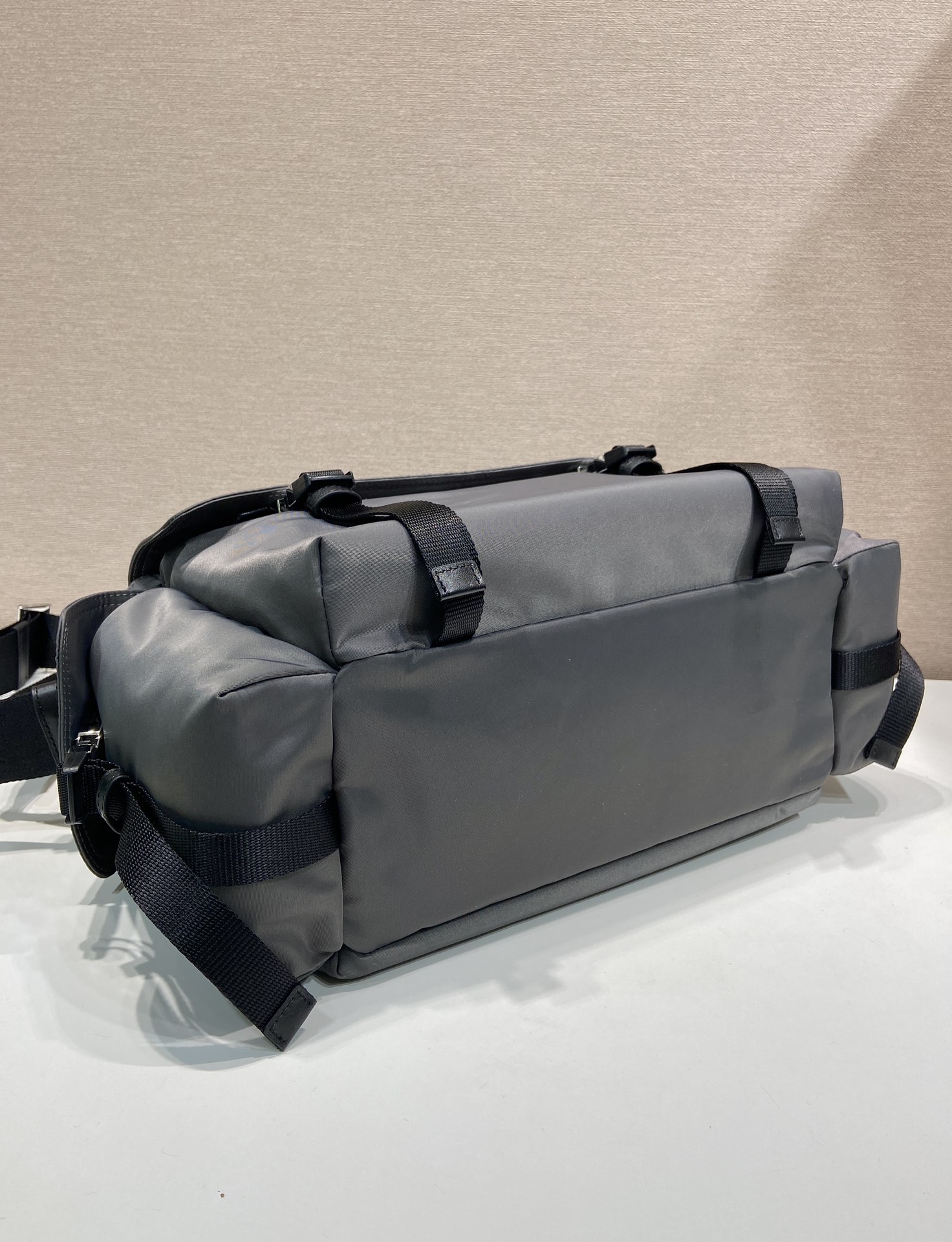 普拉达 PRADA Re-Nylon 复古三角形 邮差包 单肩包 斜挎包 灰色  F0 2VD082 