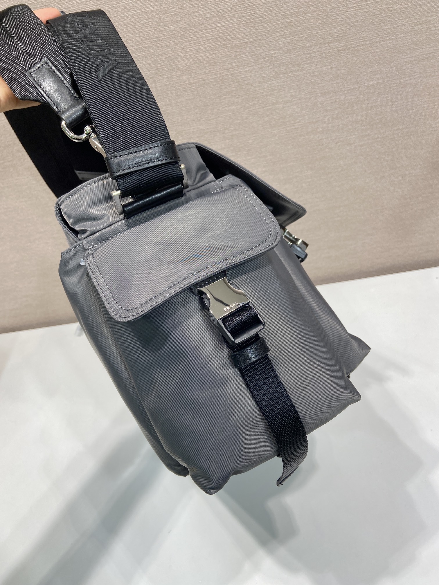 普拉达 PRADA Re-Nylon 复古三角形 邮差包 单肩包 斜挎包 灰色  F0 2VD082 