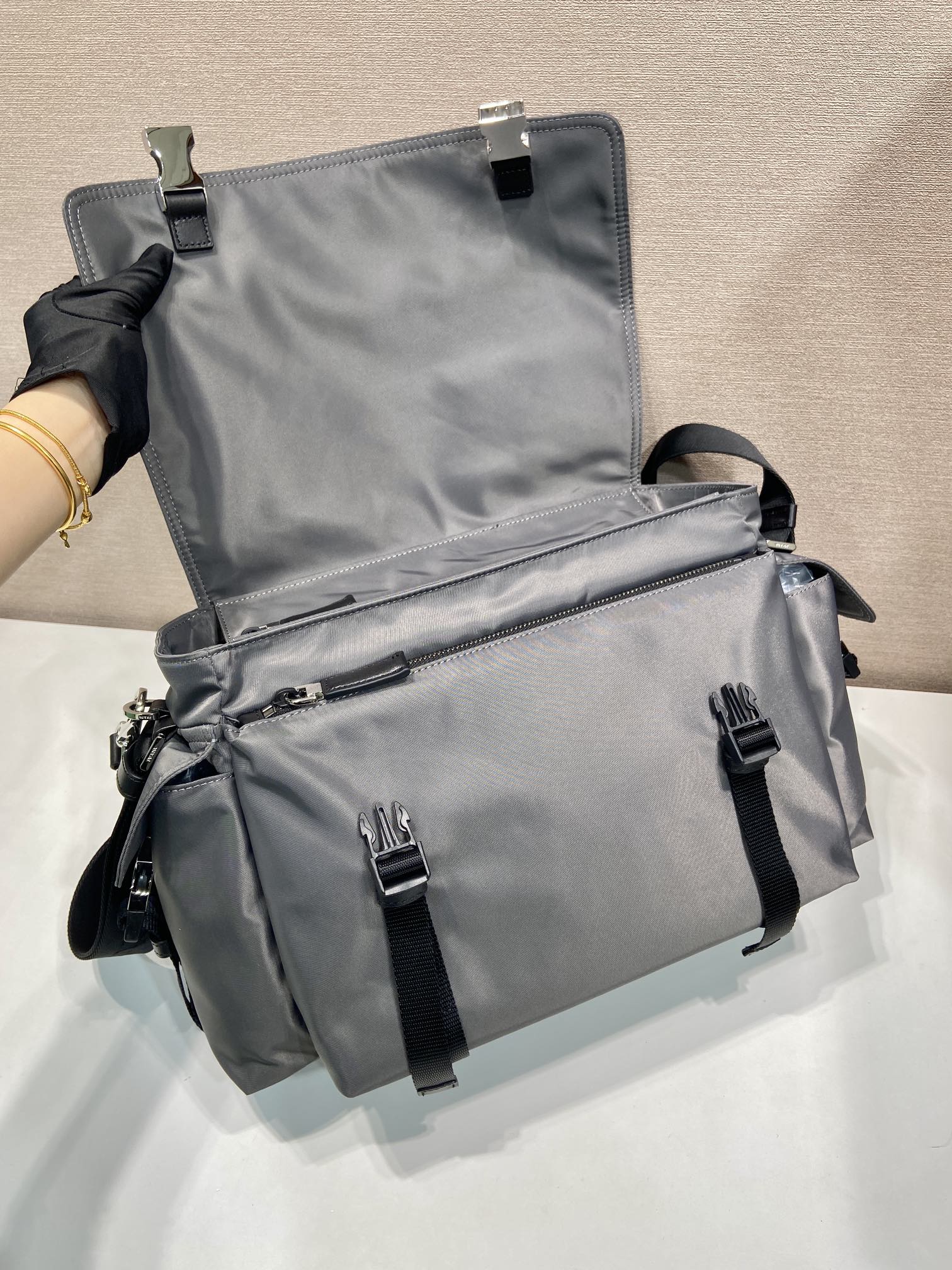普拉达 PRADA Re-Nylon 复古三角形 邮差包 单肩包 斜挎包 灰色  F0 2VD082 
