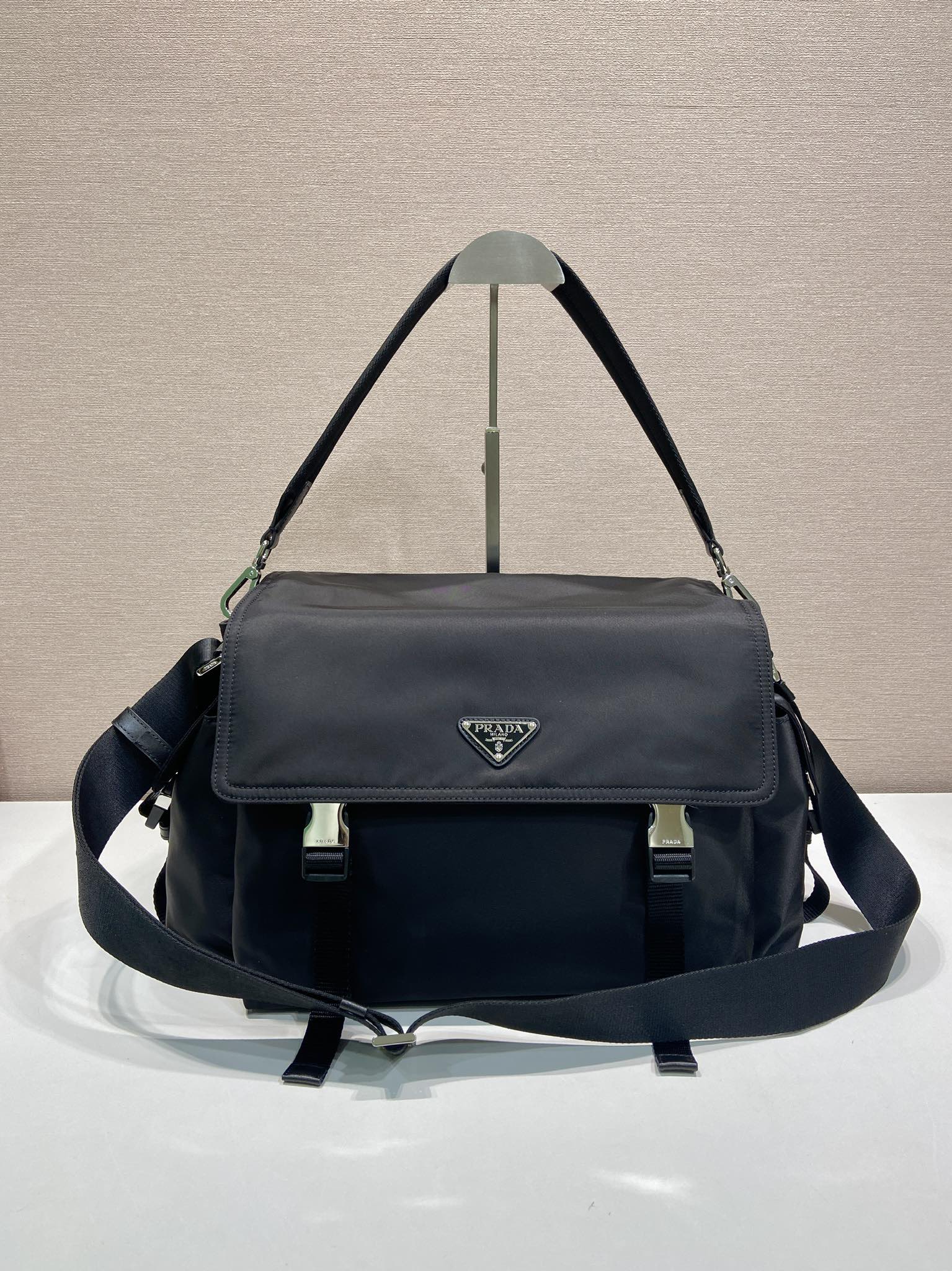 普拉达 PRADA Re-Nylon 复古三角形 邮差包 单肩包 斜挎包 黑色  F0 2VD082 