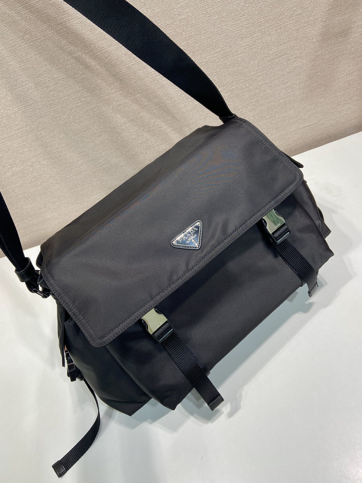 普拉达 PRADA Re-Nylon 复古三角形 邮差包 单肩包 斜挎包 黑色  F0 2VD082 
