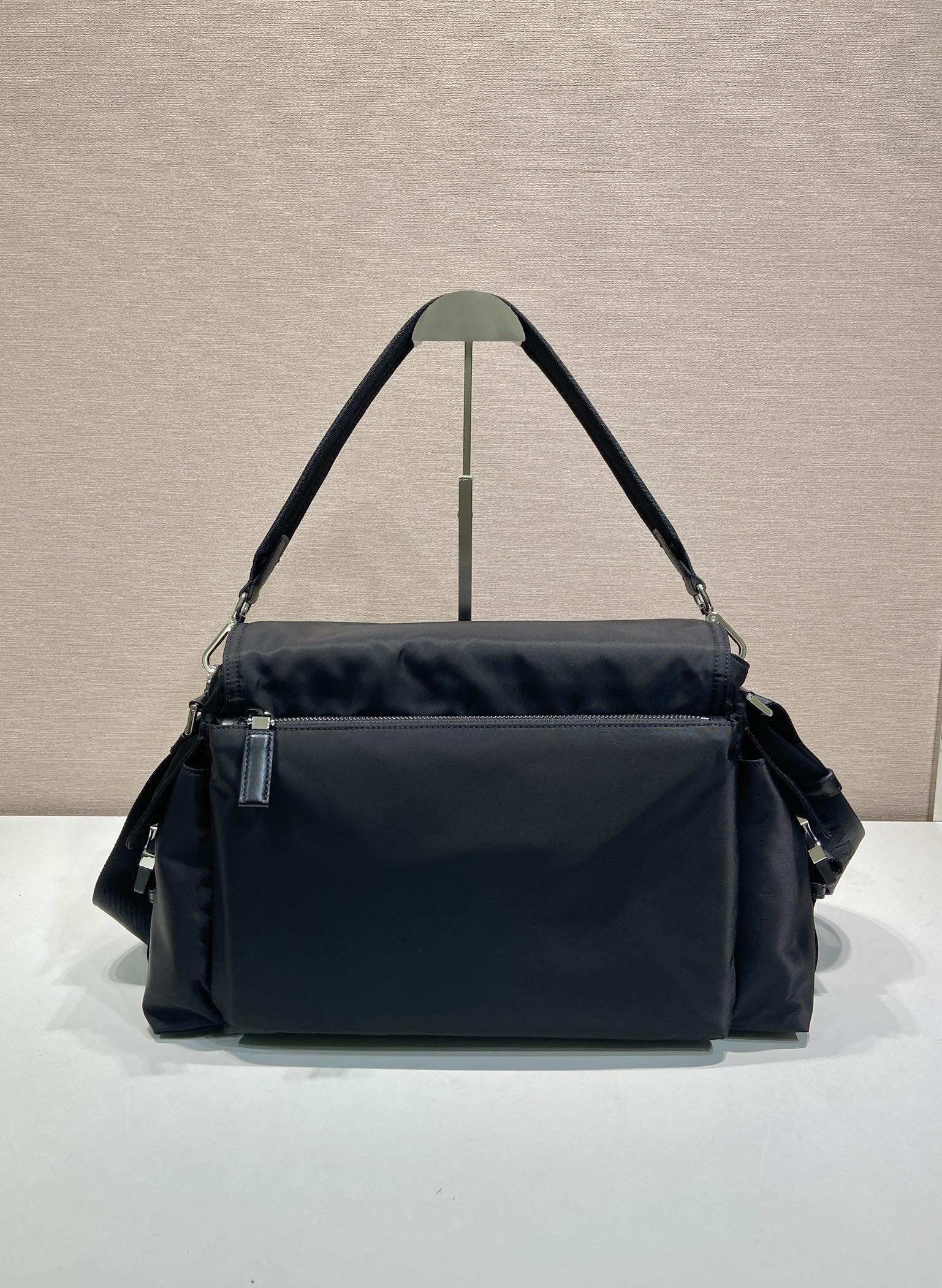普拉达 PRADA Re-Nylon 复古三角形 邮差包 单肩包 斜挎包 黑色  F0 2VD082 