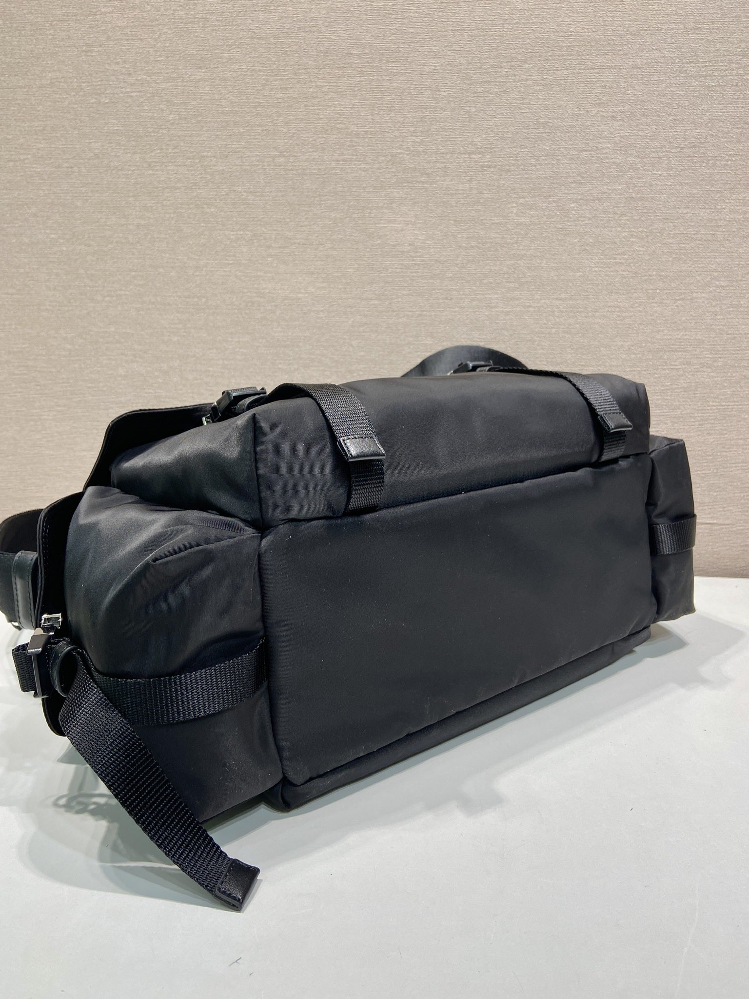 普拉达 PRADA Re-Nylon 复古三角形 邮差包 单肩包 斜挎包 黑色  F0 2VD082 