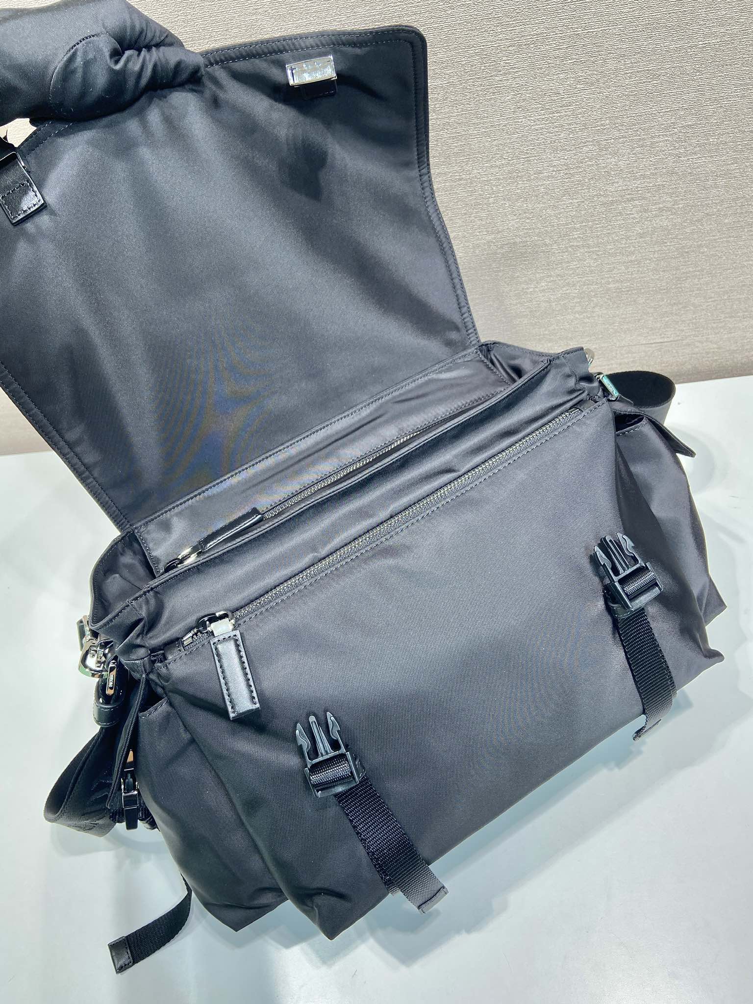普拉达 PRADA Re-Nylon 复古三角形 邮差包 单肩包 斜挎包 黑色  F0 2VD082 
