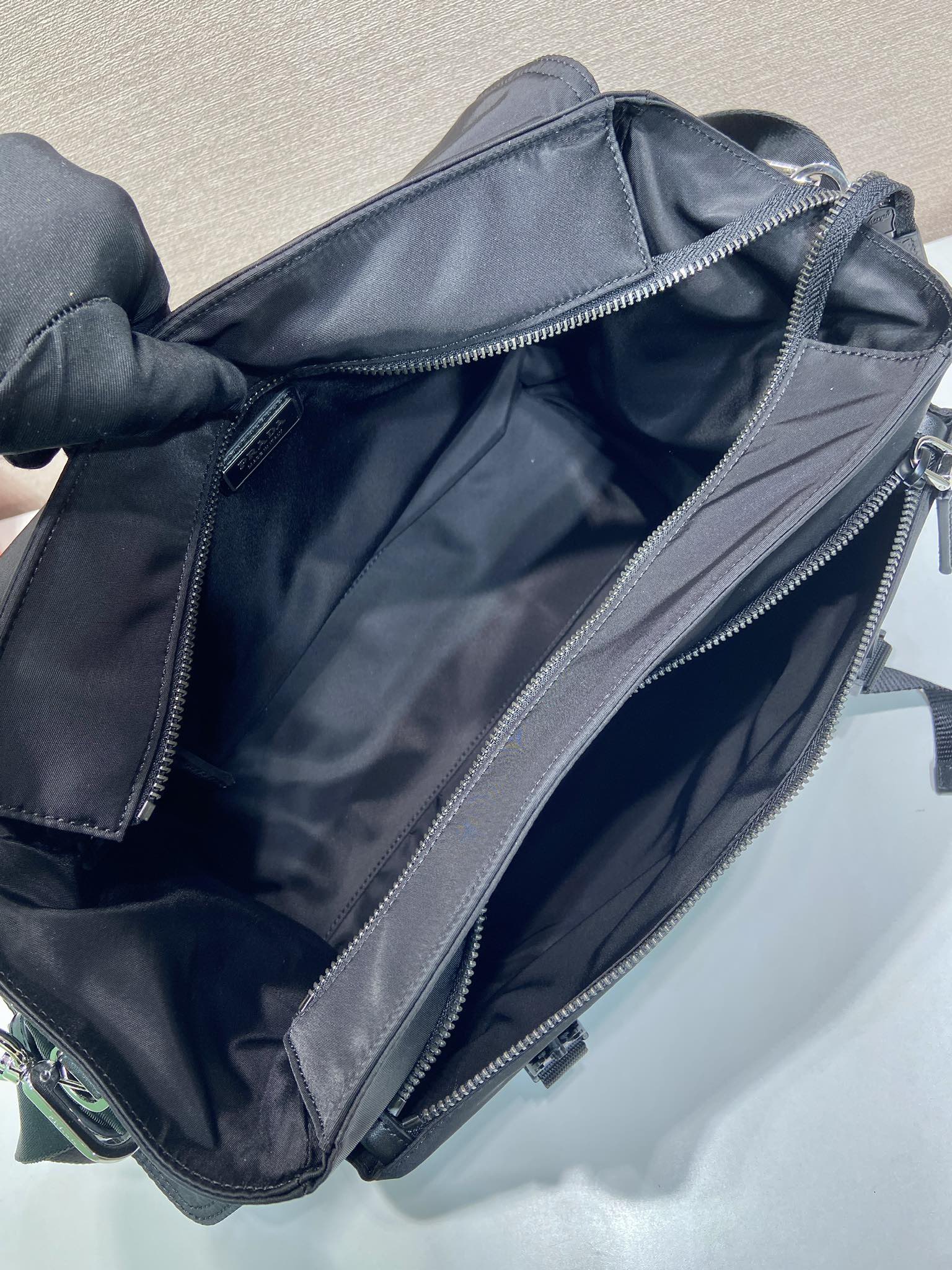 普拉达 PRADA Re-Nylon 复古三角形 邮差包 单肩包 斜挎包 黑色  F0 2VD082 