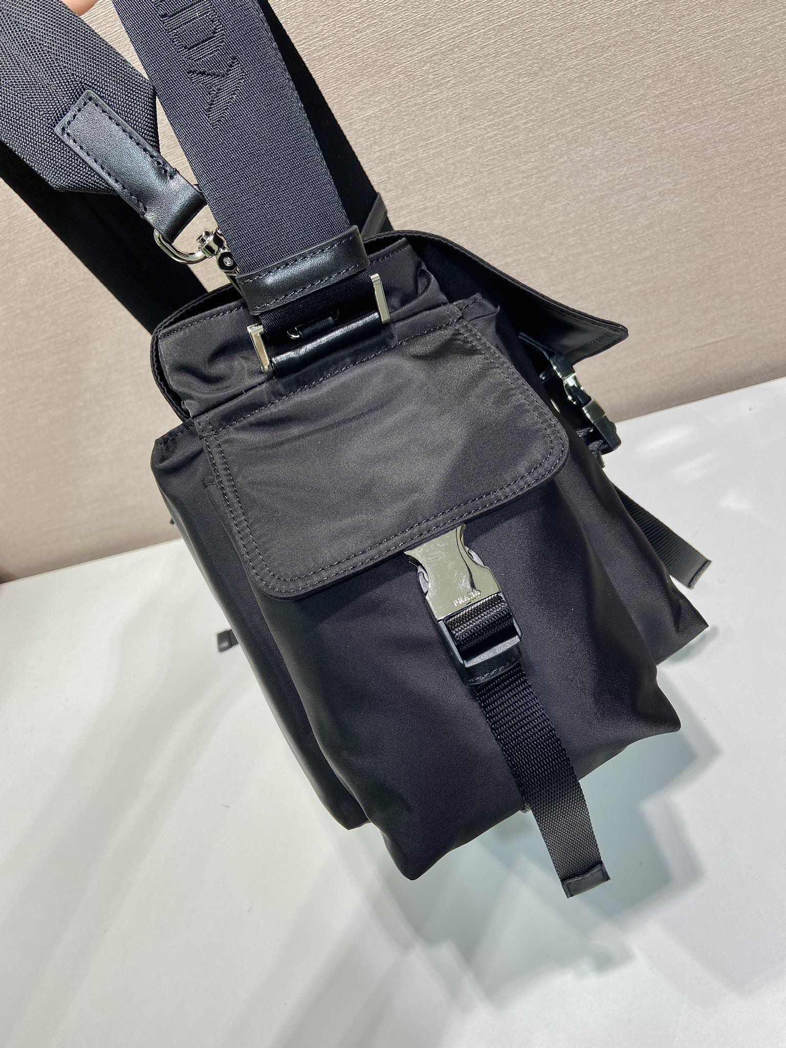 普拉达 PRADA Re-Nylon 复古三角形 邮差包 单肩包 斜挎包 黑色  F0 2VD082 