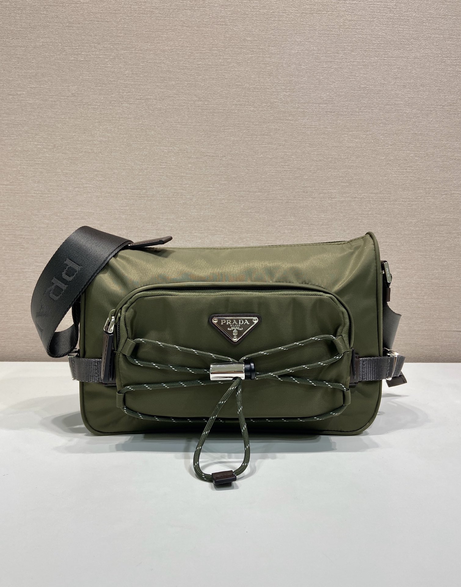 普拉达 PRADA Re-Nylon 三角形 尼龙拼皮 邮差包 单肩包 斜挎包 F0 2VH188_2CYR_F01D6_V_DOO