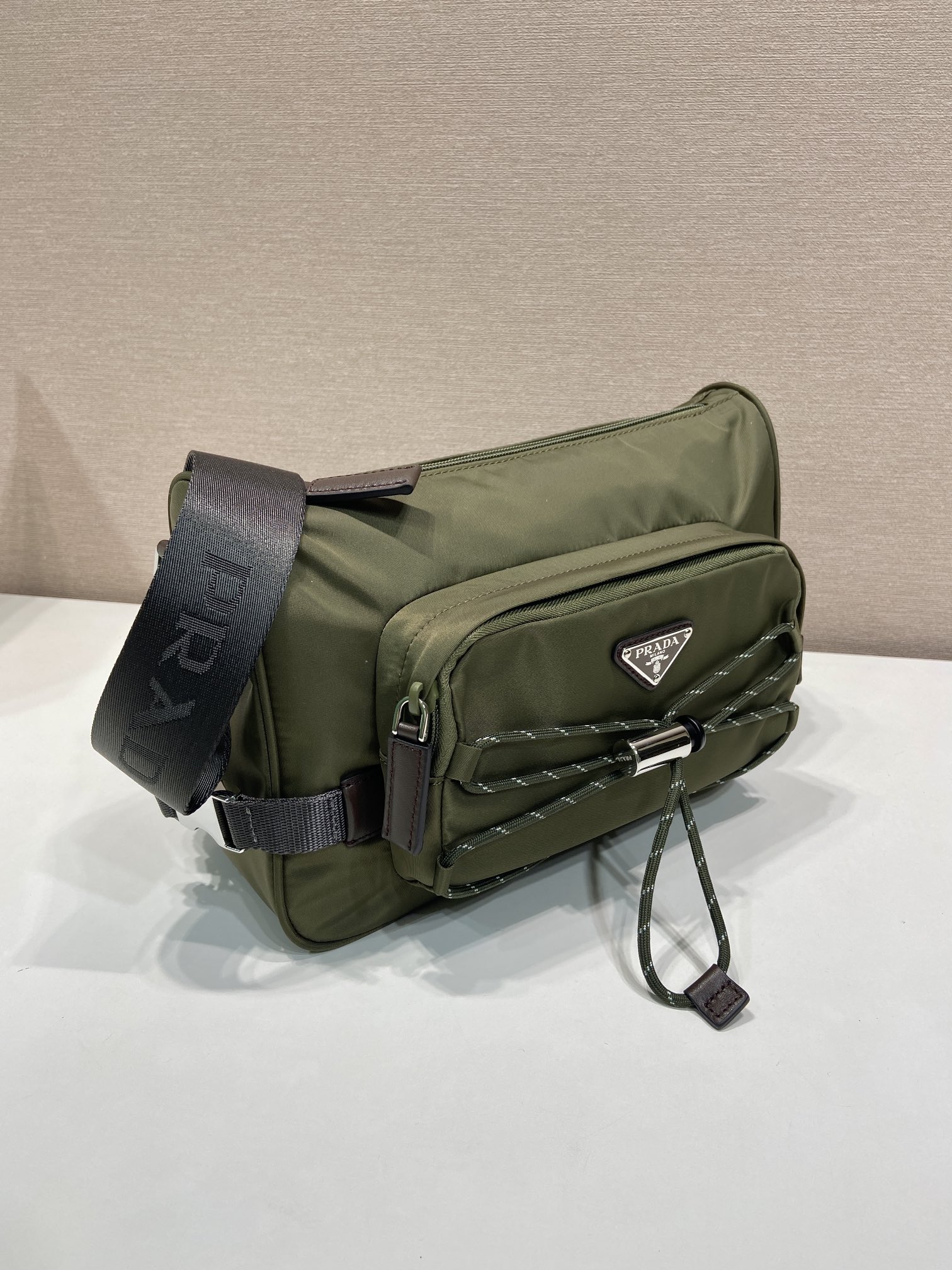 普拉达 PRADA Re-Nylon 三角形 尼龙拼皮 邮差包 单肩包 斜挎包 F0 2VH188_2CYR_F01D6_V_DOO