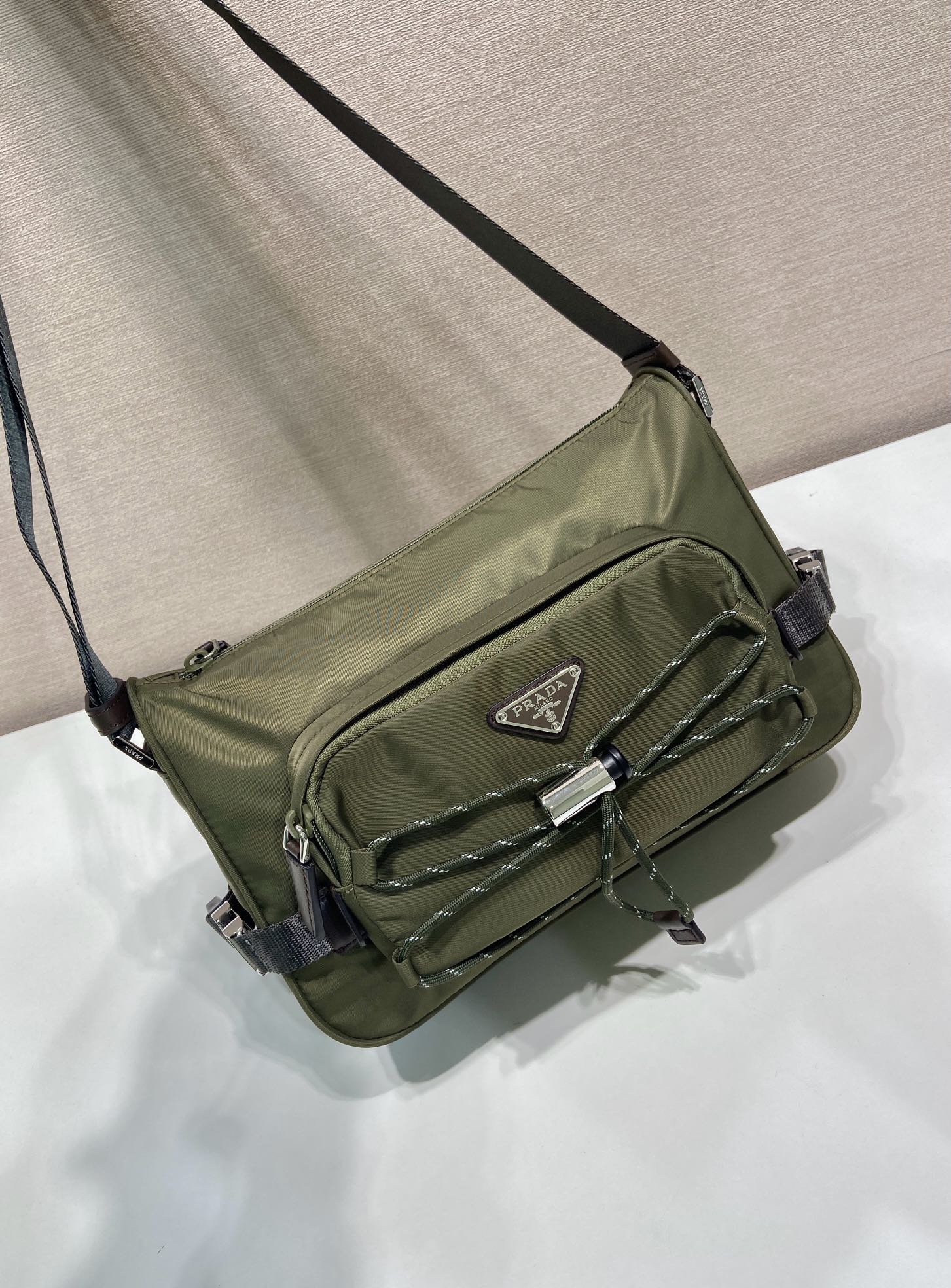 普拉达 PRADA Re-Nylon 三角形 尼龙拼皮 邮差包 单肩包 斜挎包 F0 2VH188_2CYR_F01D6_V_DOO