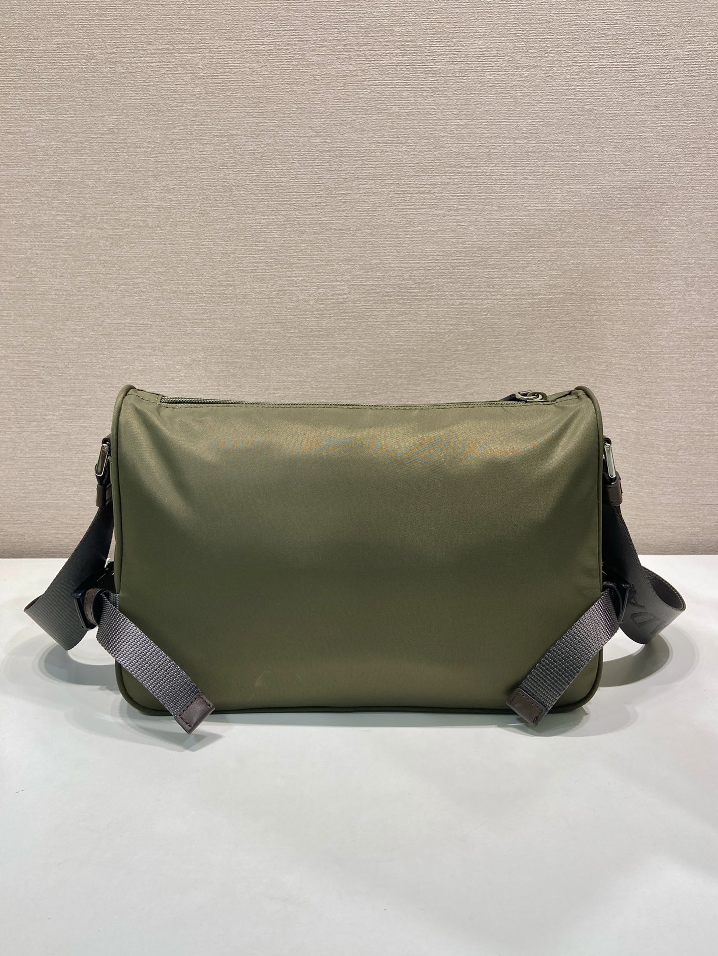 普拉达 PRADA Re-Nylon 三角形 尼龙拼皮 邮差包 单肩包 斜挎包 F0 2VH188_2CYR_F01D6_V_DOO