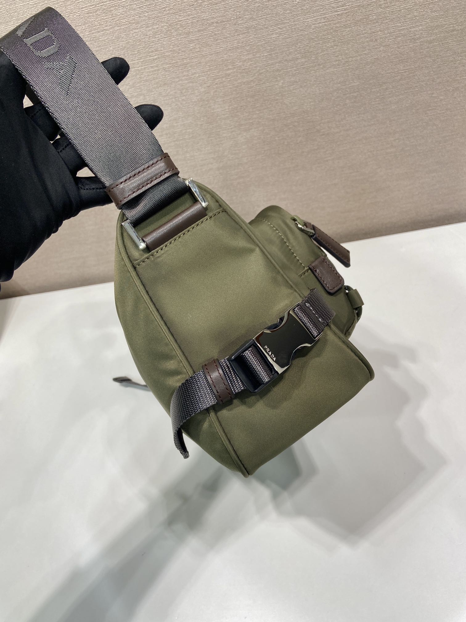 普拉达 PRADA Re-Nylon 三角形 尼龙拼皮 邮差包 单肩包 斜挎包 F0 2VH188_2CYR_F01D6_V_DOO