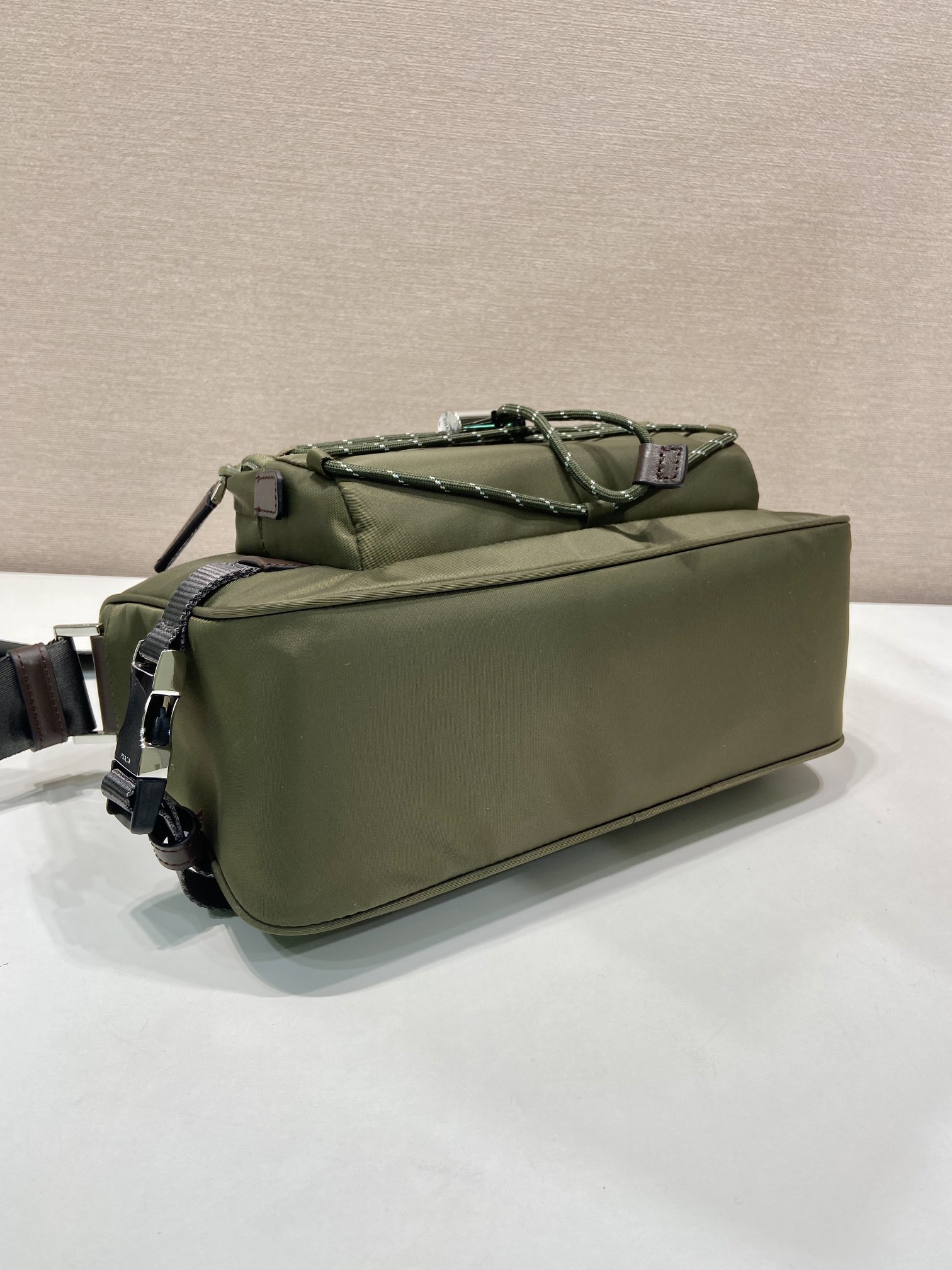 普拉达 PRADA Re-Nylon 三角形 尼龙拼皮 邮差包 单肩包 斜挎包 F0 2VH188_2CYR_F01D6_V_DOO