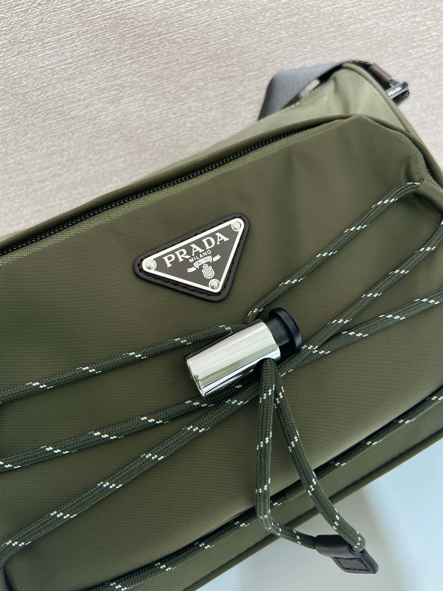 普拉达 PRADA Re-Nylon 三角形 尼龙拼皮 邮差包 单肩包 斜挎包 F0 2VH188_2CYR_F01D6_V_DOO