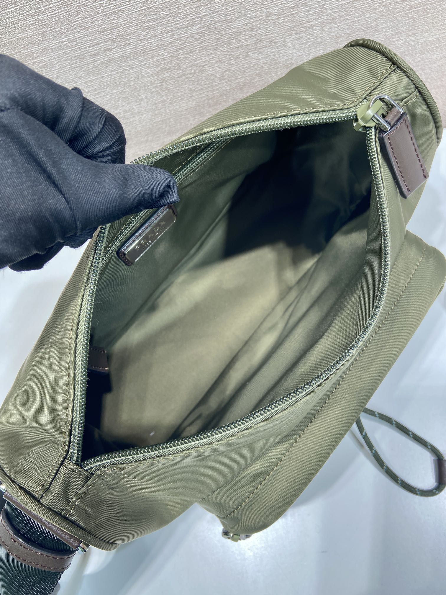 普拉达 PRADA Re-Nylon 三角形 尼龙拼皮 邮差包 单肩包 斜挎包 F0 2VH188_2CYR_F01D6_V_DOO