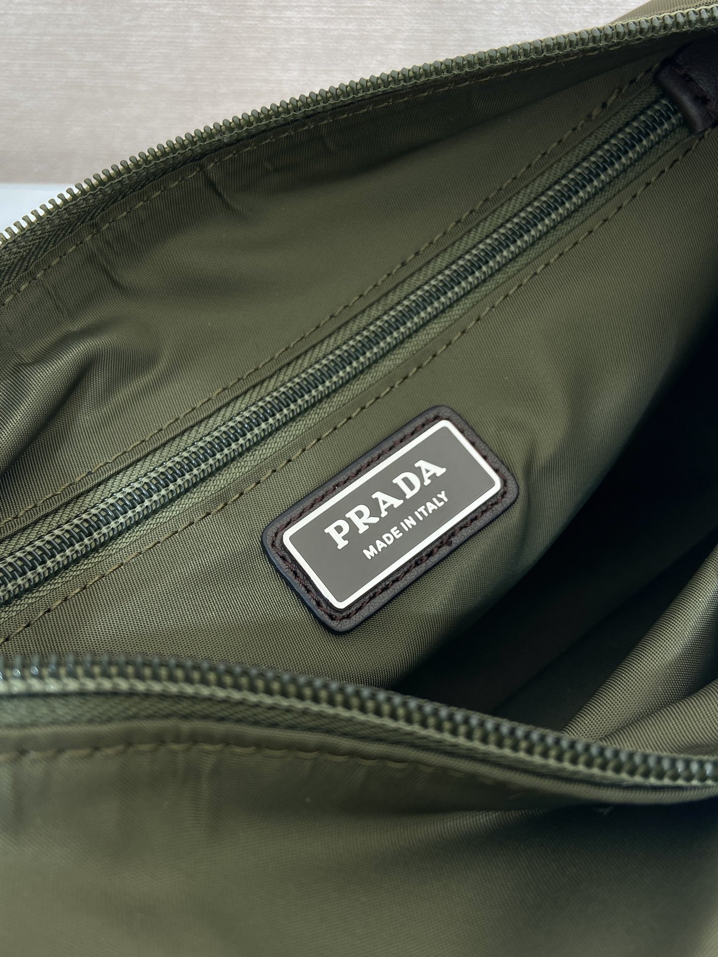 普拉达 PRADA Re-Nylon 三角形 尼龙拼皮 邮差包 单肩包 斜挎包 F0 2VH188_2CYR_F01D6_V_DOO