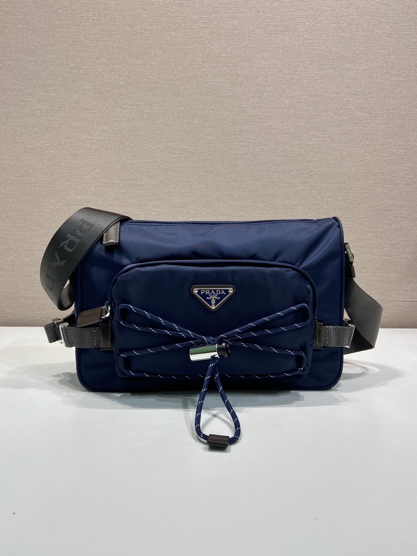 普拉达 PRADA Re-Nylon 三角形 尼龙拼皮 邮差包 单肩包 斜挎包 F0 2VH188_2CYR_F01D6_V_DOO