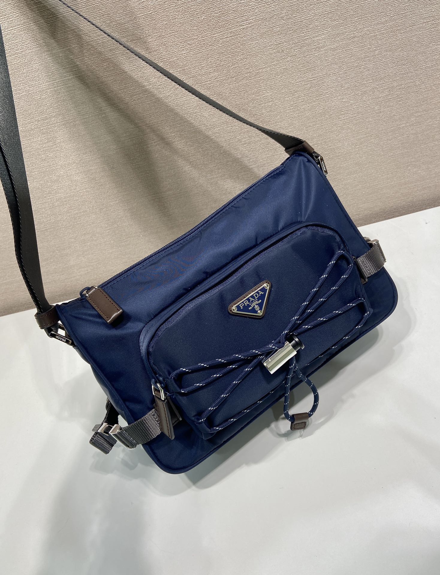 普拉达 PRADA Re-Nylon 三角形 尼龙拼皮 邮差包 单肩包 斜挎包 F0 2VH188_2CYR_F01D6_V_DOO