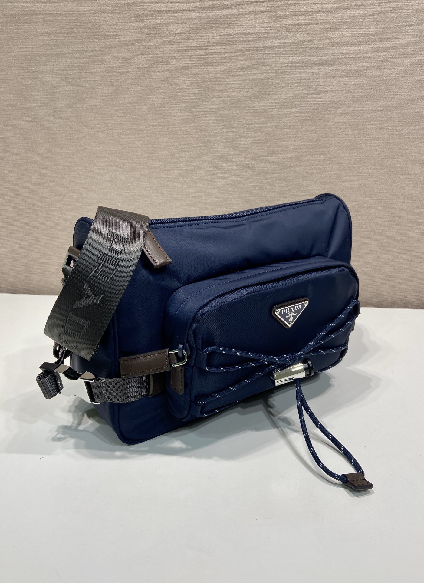 普拉达 PRADA Re-Nylon 三角形 尼龙拼皮 邮差包 单肩包 斜挎包 F0 2VH188_2CYR_F01D6_V_DOO