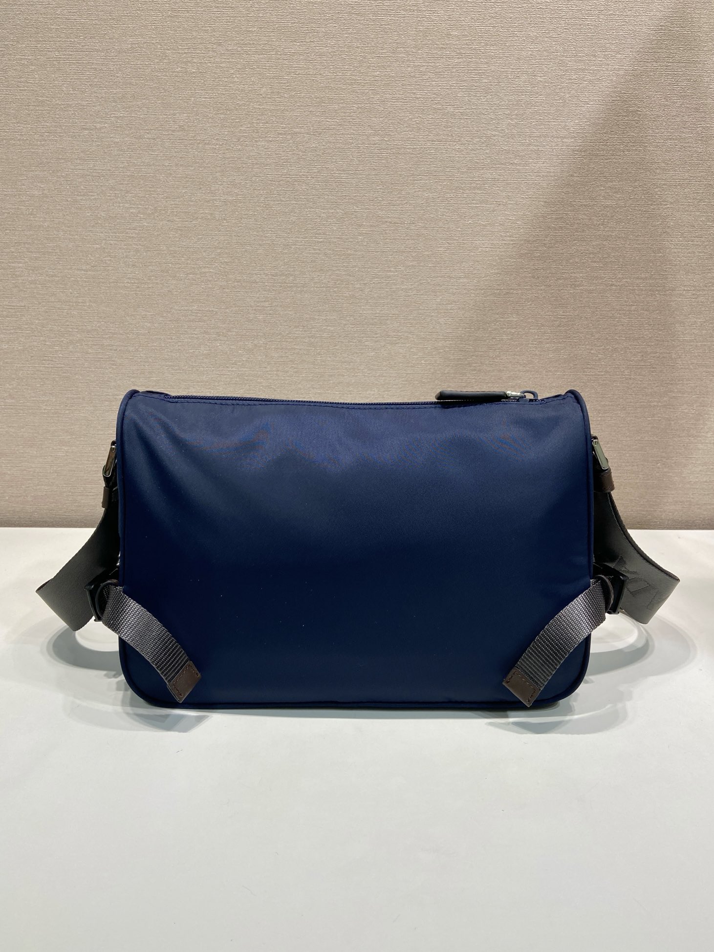 普拉达 PRADA Re-Nylon 三角形 尼龙拼皮 邮差包 单肩包 斜挎包 F0 2VH188_2CYR_F01D6_V_DOO