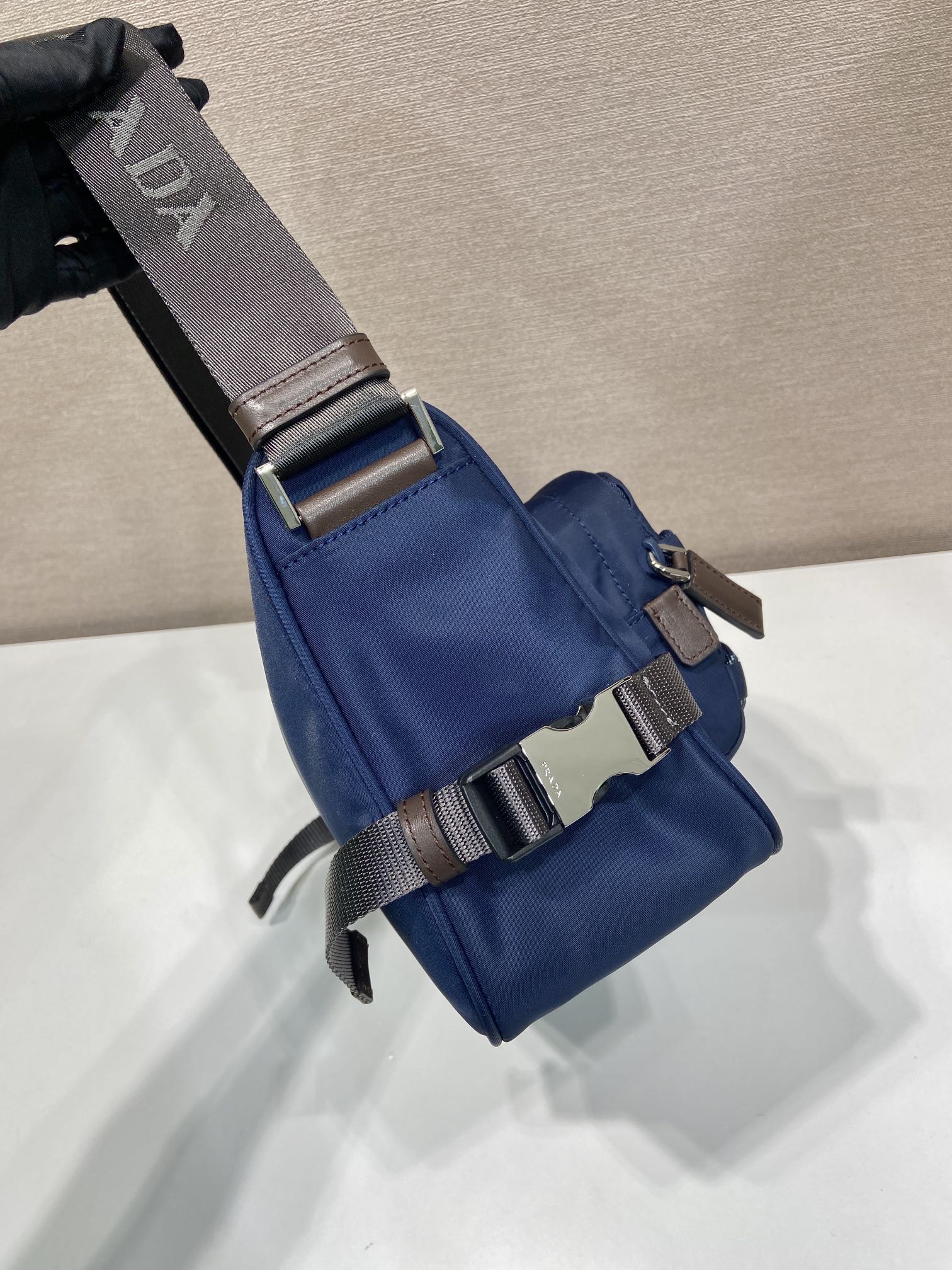 普拉达 PRADA Re-Nylon 三角形 尼龙拼皮 邮差包 单肩包 斜挎包 F0 2VH188_2CYR_F01D6_V_DOO