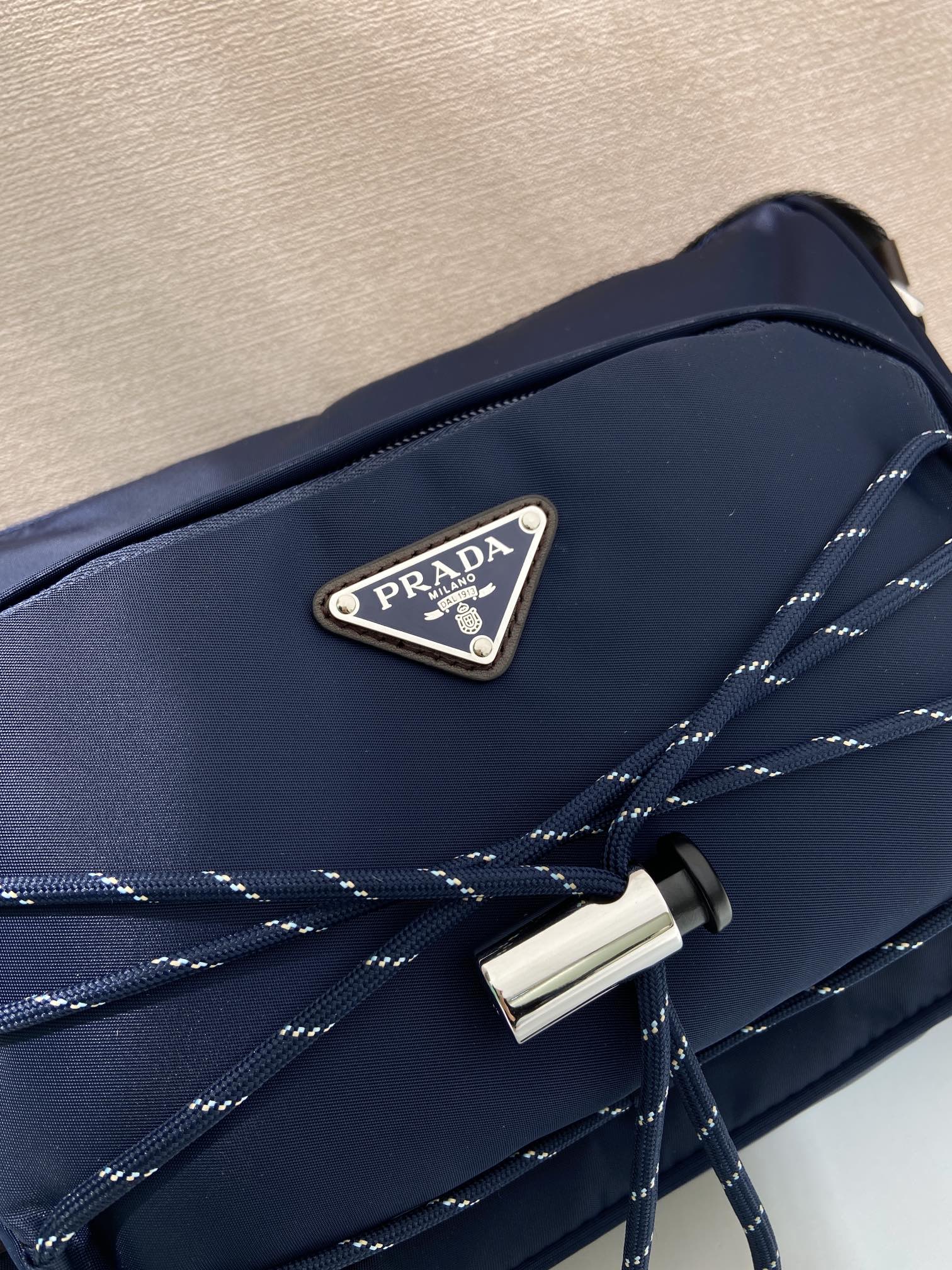 普拉达 PRADA Re-Nylon 三角形 尼龙拼皮 邮差包 单肩包 斜挎包 F0 2VH188_2CYR_F01D6_V_DOO