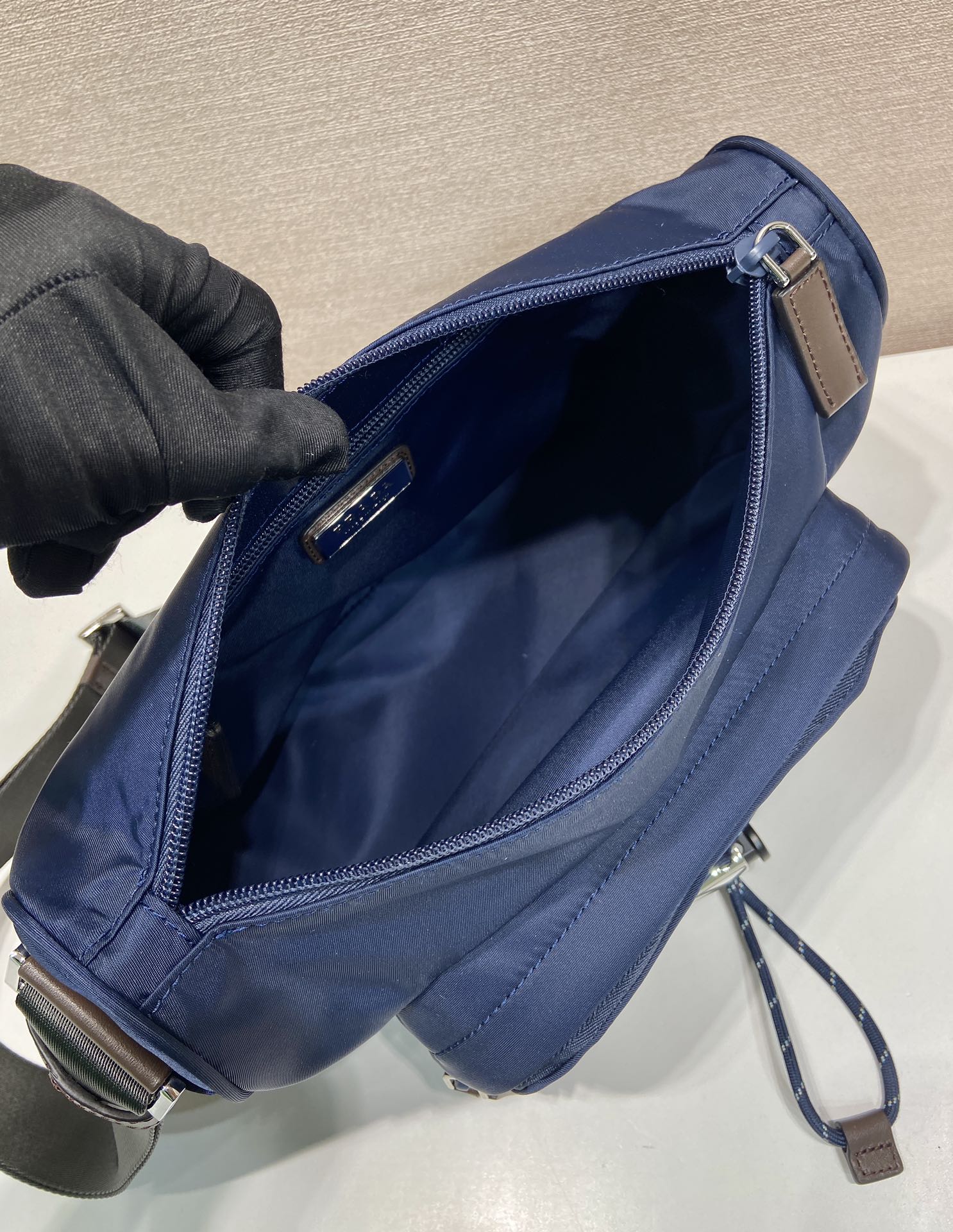普拉达 PRADA Re-Nylon 三角形 尼龙拼皮 邮差包 单肩包 斜挎包 F0 2VH188_2CYR_F01D6_V_DOO
