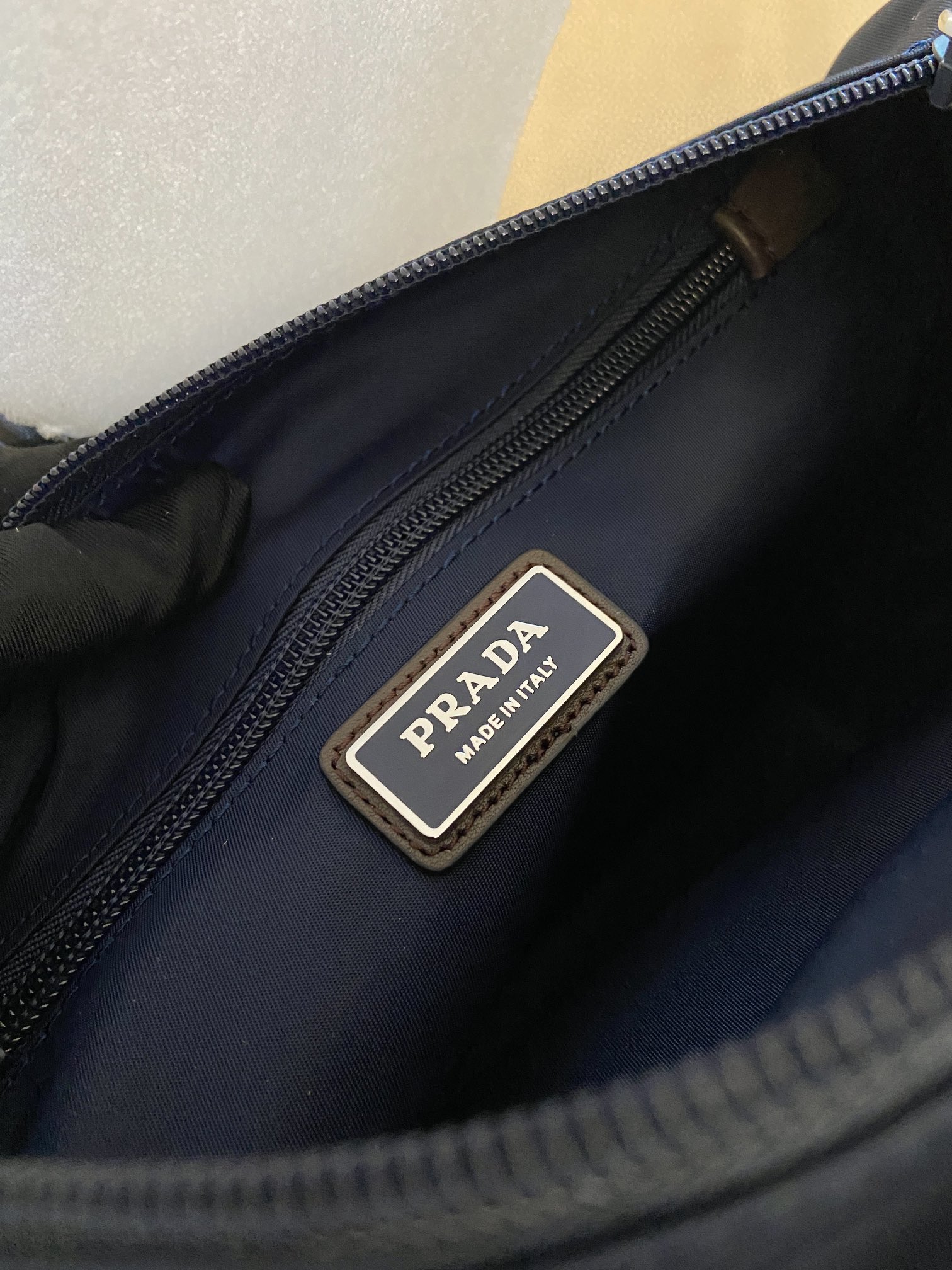 普拉达 PRADA Re-Nylon 三角形 尼龙拼皮 邮差包 单肩包 斜挎包 F0 2VH188_2CYR_F01D6_V_DOO