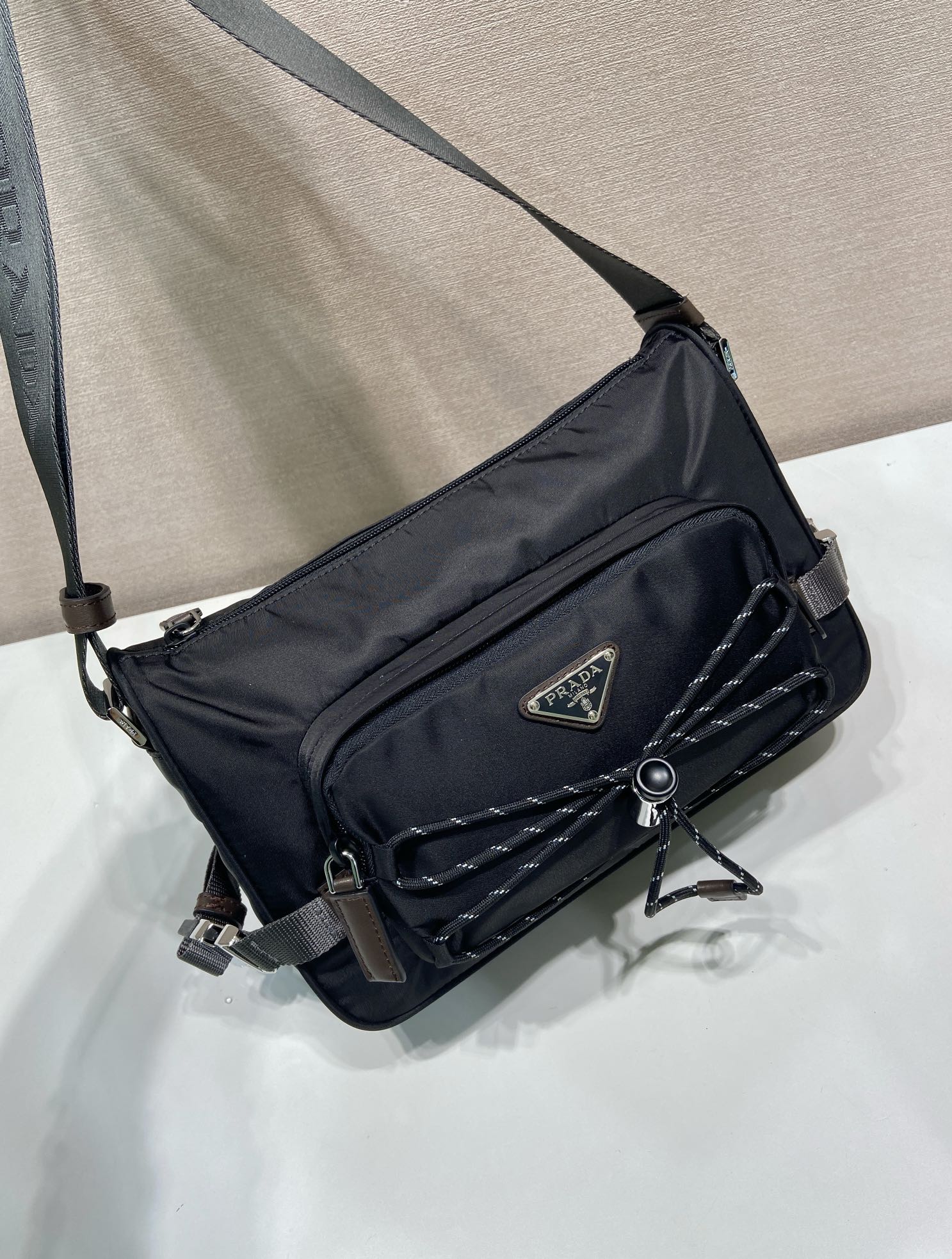 普拉达 PRADA Re-Nylon 三角形 尼龙拼皮 邮差包 单肩包 斜挎包 F0 2VH188_2CYR_F01D6_V_DOO