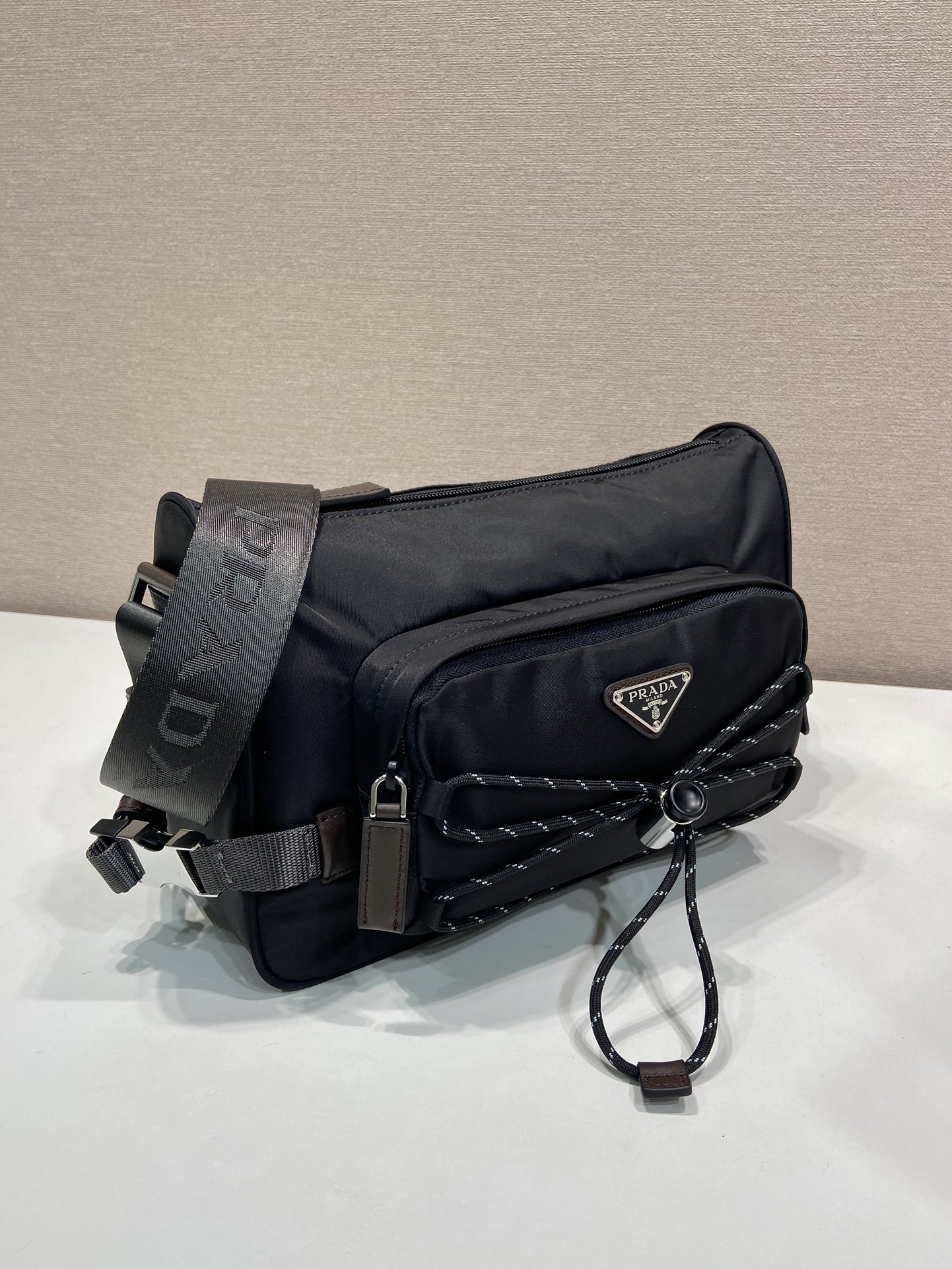 普拉达 PRADA Re-Nylon 三角形 尼龙拼皮 邮差包 单肩包 斜挎包 F0 2VH188_2CYR_F01D6_V_DOO