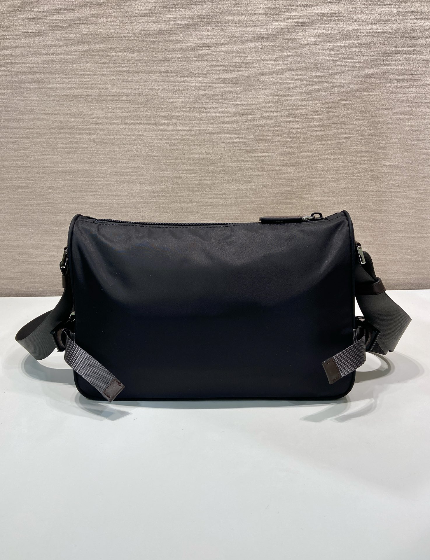 普拉达 PRADA Re-Nylon 三角形 尼龙拼皮 邮差包 单肩包 斜挎包 F0 2VH188_2CYR_F01D6_V_DOO