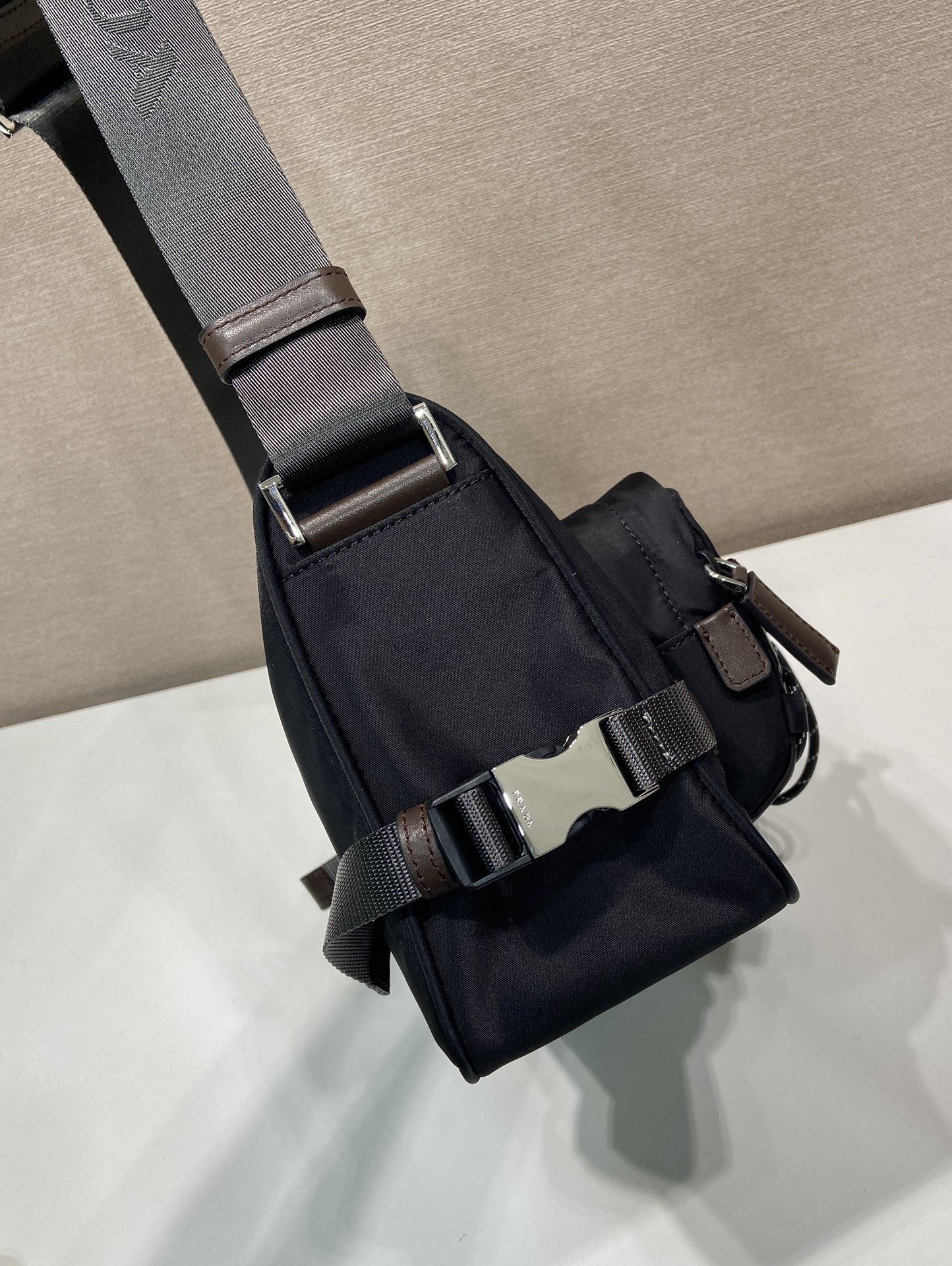 普拉达 PRADA Re-Nylon 三角形 尼龙拼皮 邮差包 单肩包 斜挎包 F0 2VH188_2CYR_F01D6_V_DOO