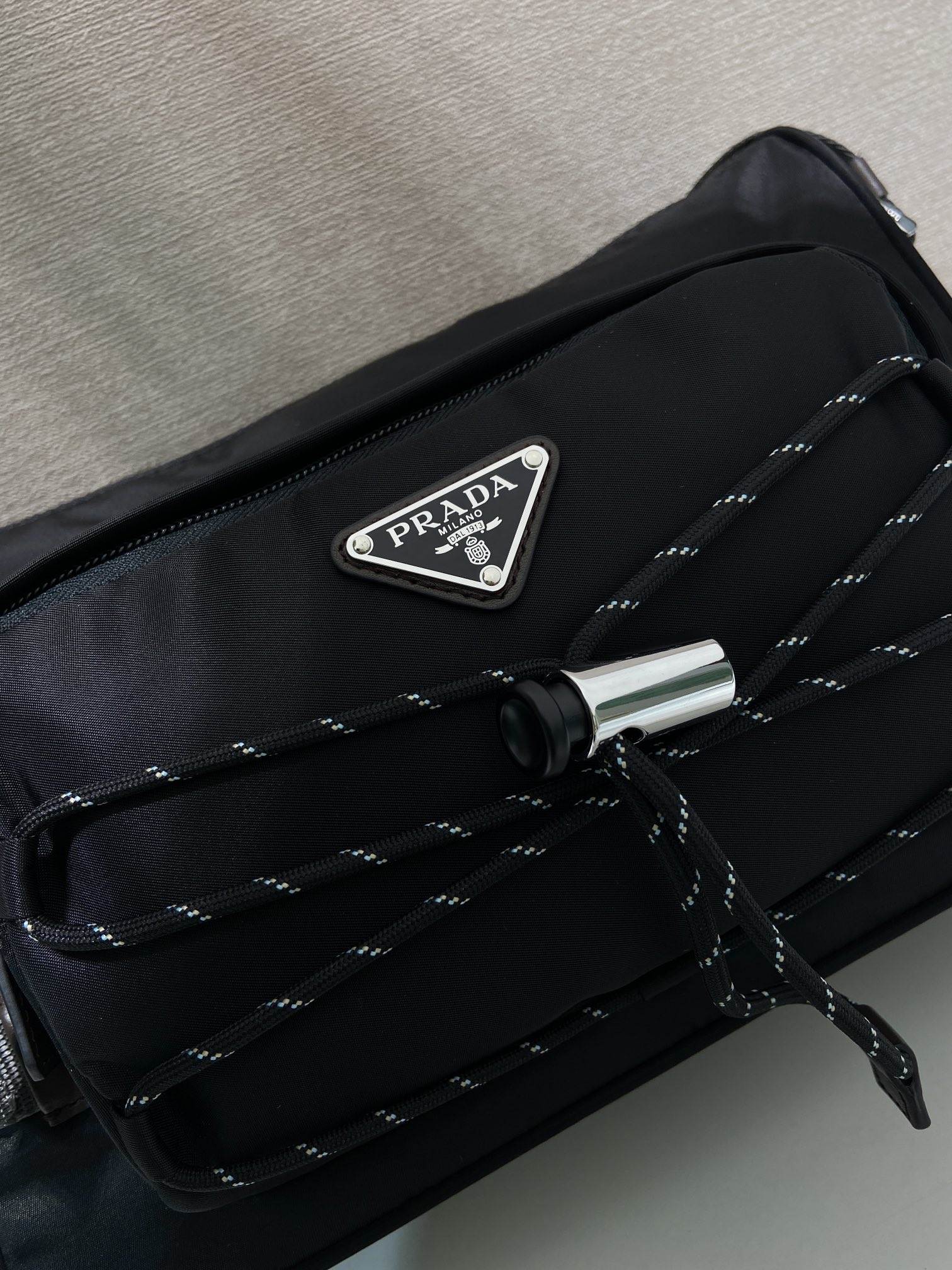 普拉达 PRADA Re-Nylon 三角形 尼龙拼皮 邮差包 单肩包 斜挎包 F0 2VH188_2CYR_F01D6_V_DOO