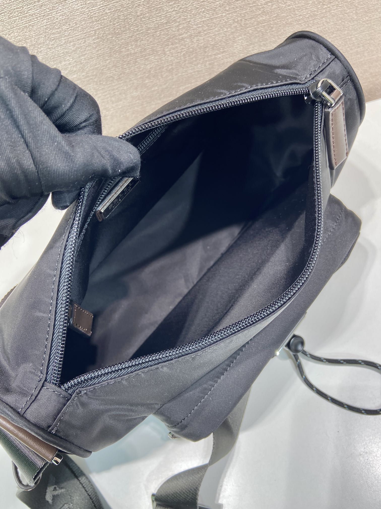 普拉达 PRADA Re-Nylon 三角形 尼龙拼皮 邮差包 单肩包 斜挎包 F0 2VH188_2CYR_F01D6_V_DOO