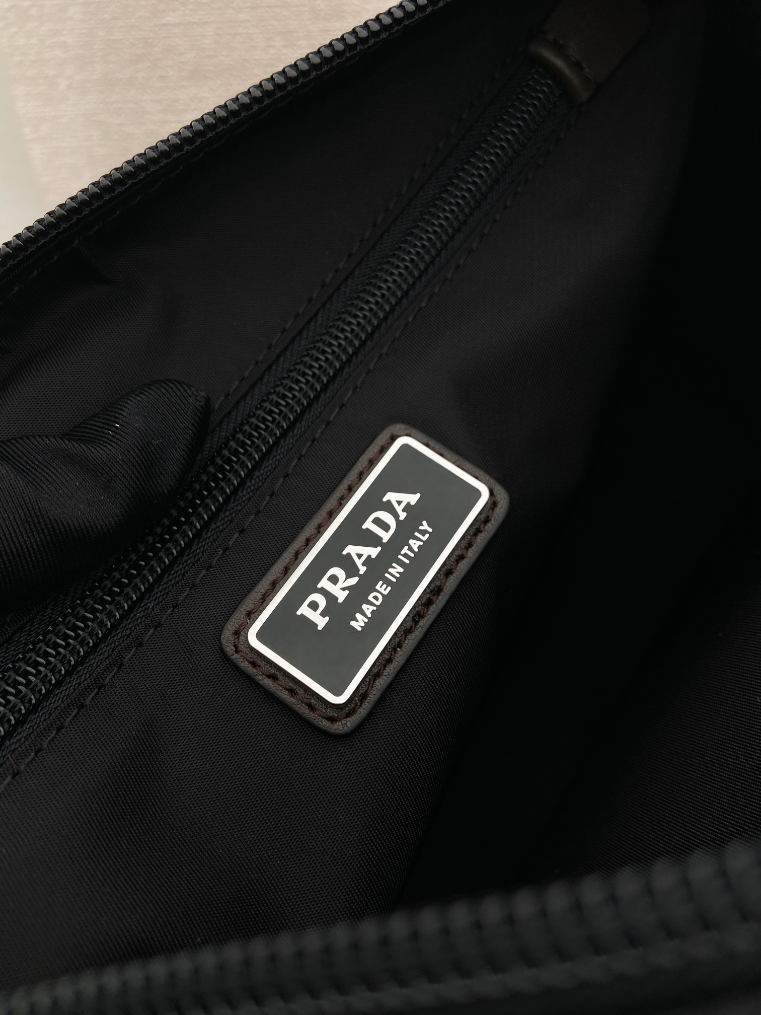 普拉达 PRADA Re-Nylon 三角形 尼龙拼皮 邮差包 单肩包 斜挎包 F0 2VH188_2CYR_F01D6_V_DOO