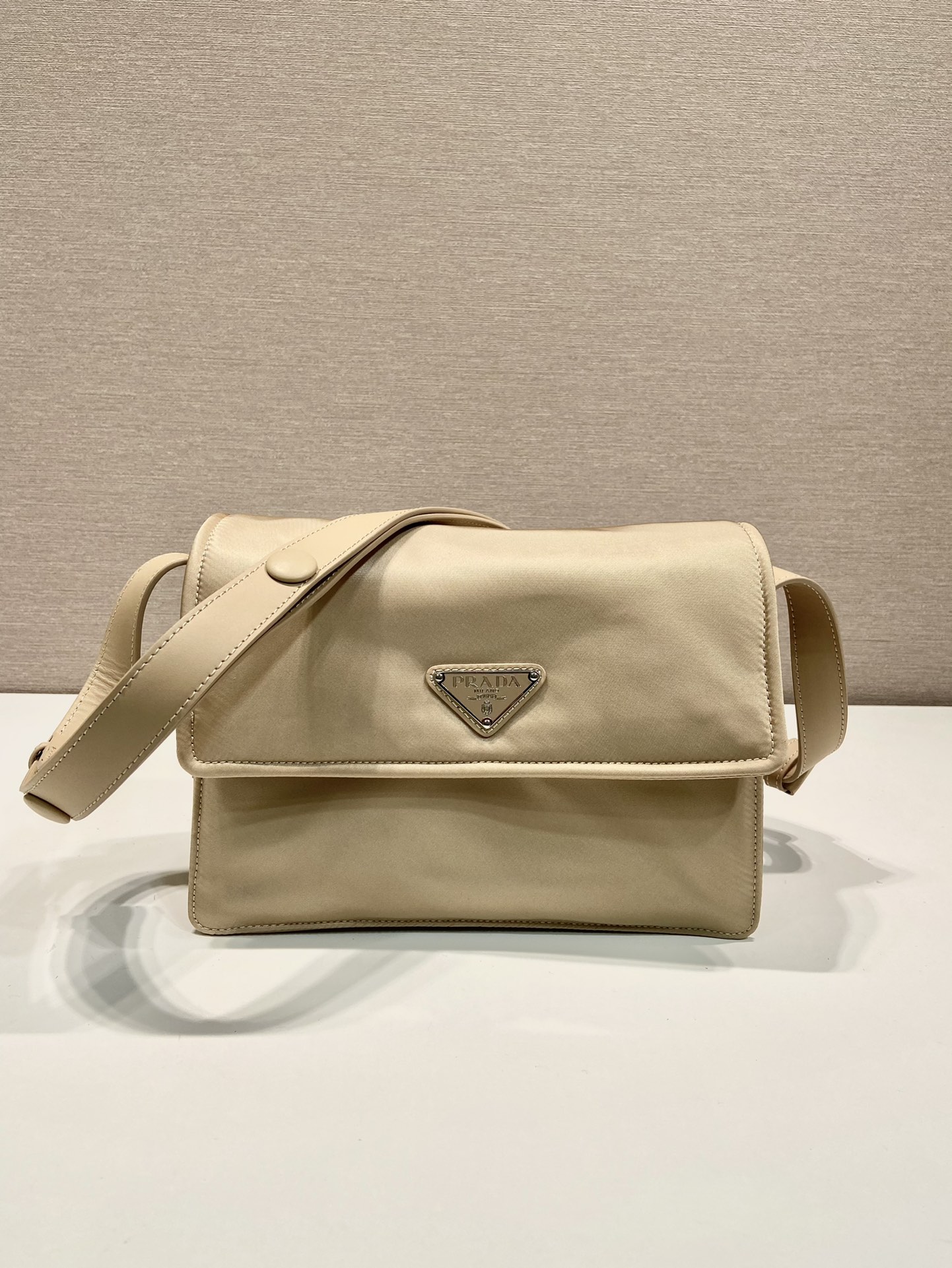 小号 普拉达 PRADA Re-Nylon Cini 复古三角形 邮差包 单肩包 斜挎包 沙漠黄 F0 1BD313_RDLN_F0F24_V_OOO