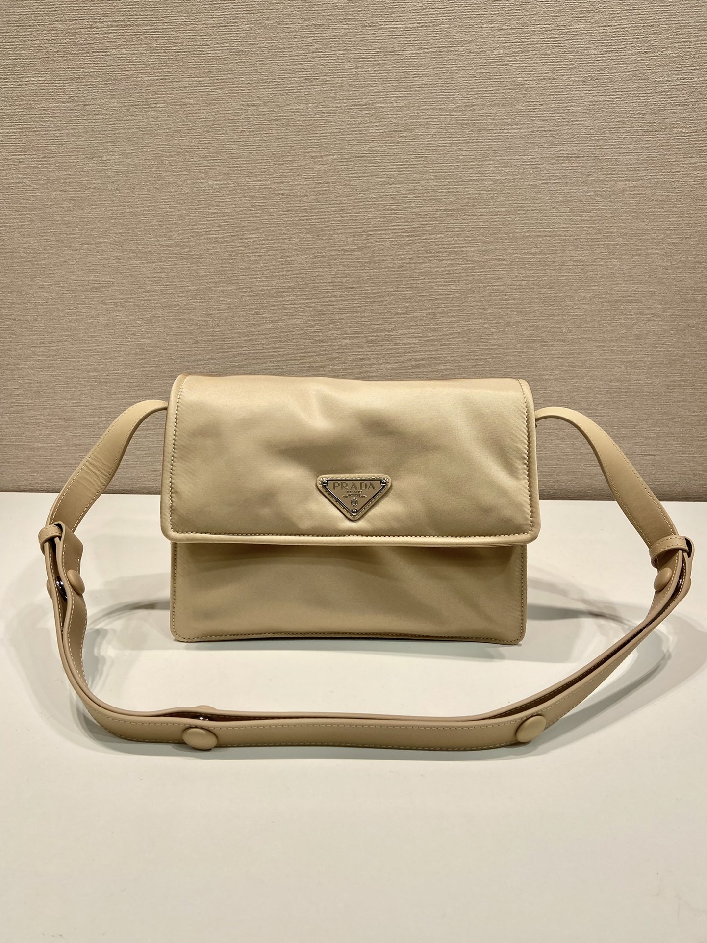 小号 普拉达 PRADA Re-Nylon Cini 复古三角形 邮差包 单肩包 斜挎包 沙漠黄 F0 1BD313_RDLN_F0F24_V_OOO