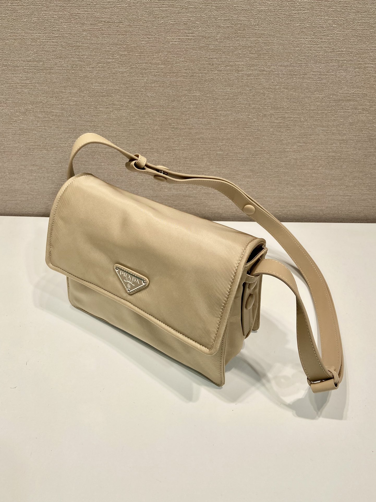 小号 普拉达 PRADA Re-Nylon Cini 复古三角形 邮差包 单肩包 斜挎包 沙漠黄 F0 1BD313_RDLN_F0F24_V_OOO