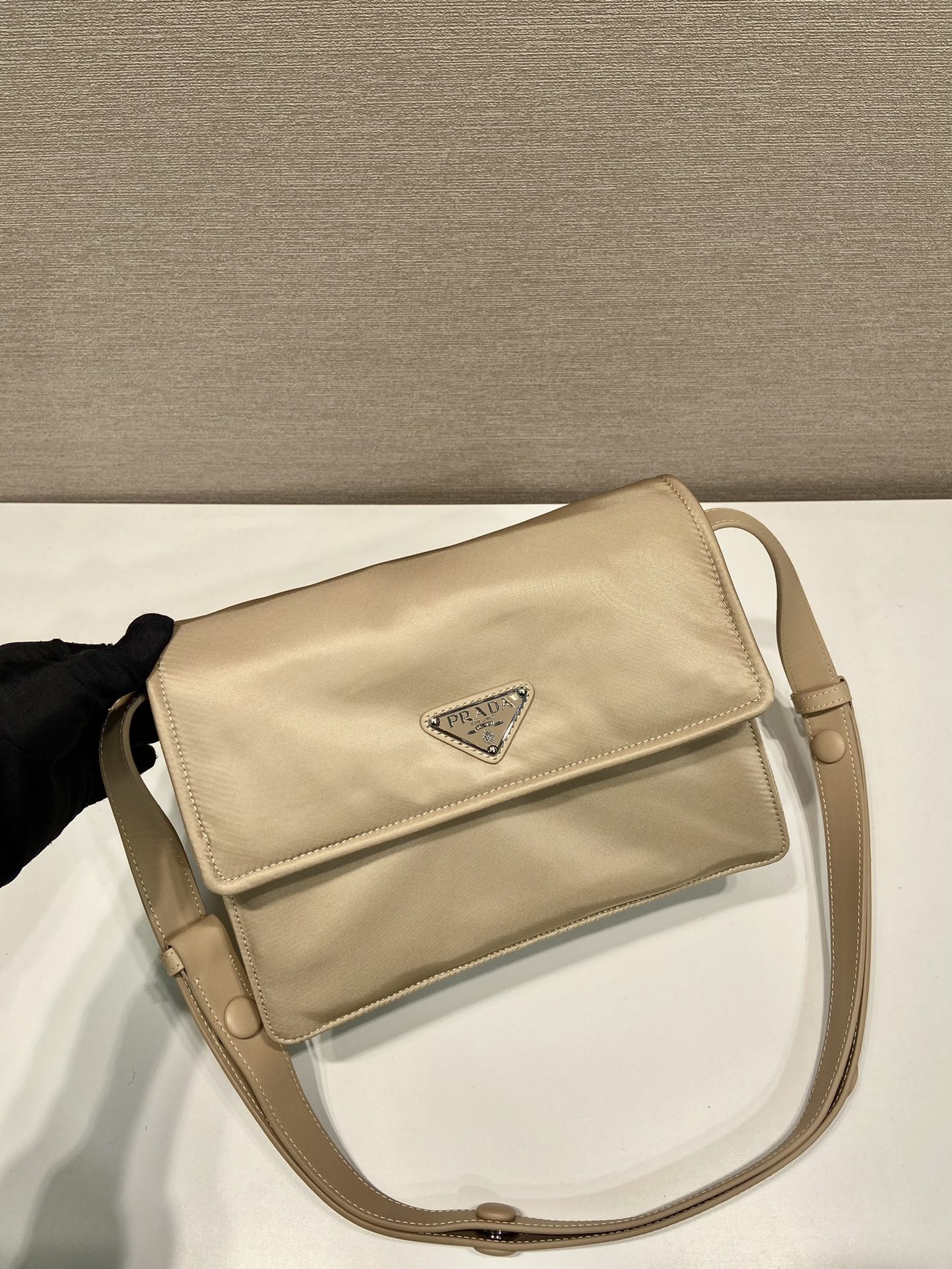 小号 普拉达 PRADA Re-Nylon Cini 复古三角形 邮差包 单肩包 斜挎包 沙漠黄 F0 1BD313_RDLN_F0F24_V_OOO