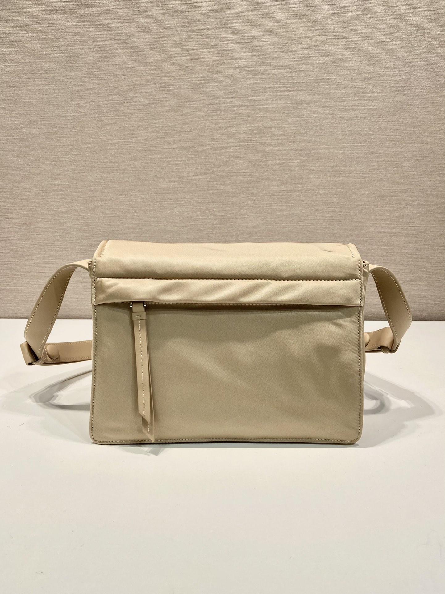 小号 普拉达 PRADA Re-Nylon Cini 复古三角形 邮差包 单肩包 斜挎包 沙漠黄 F0 1BD313_RDLN_F0F24_V_OOO