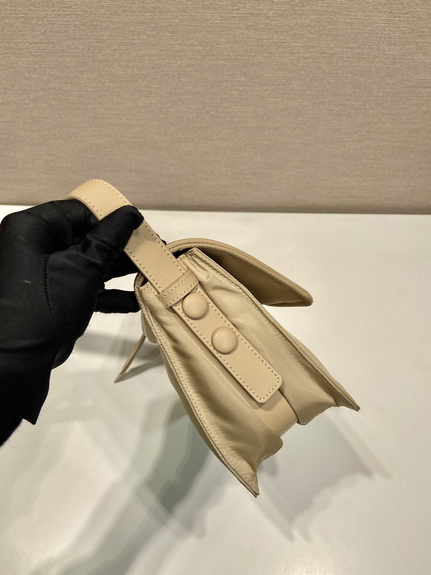 小号 普拉达 PRADA Re-Nylon Cini 复古三角形 邮差包 单肩包 斜挎包 沙漠黄 F0 1BD313_RDLN_F0F24_V_OOO