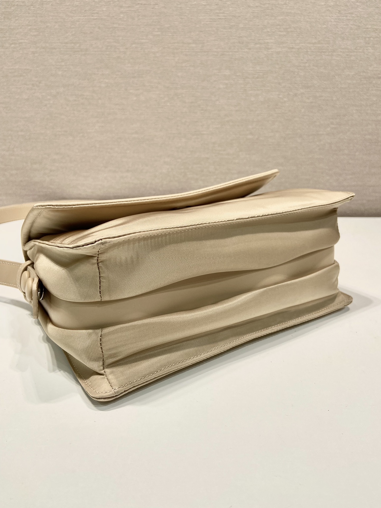 小号 普拉达 PRADA Re-Nylon Cini 复古三角形 邮差包 单肩包 斜挎包 沙漠黄 F0 1BD313_RDLN_F0F24_V_OOO