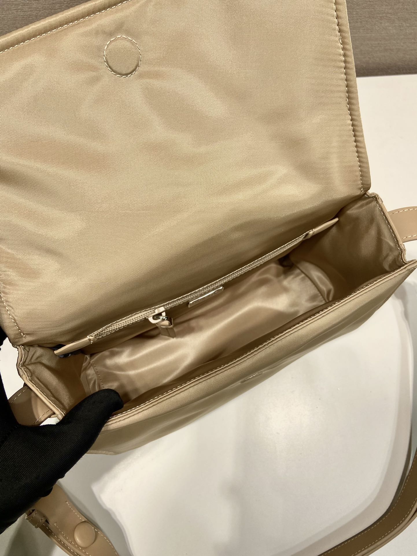小号 普拉达 PRADA Re-Nylon Cini 复古三角形 邮差包 单肩包 斜挎包 沙漠黄 F0 1BD313_RDLN_F0F24_V_OOO