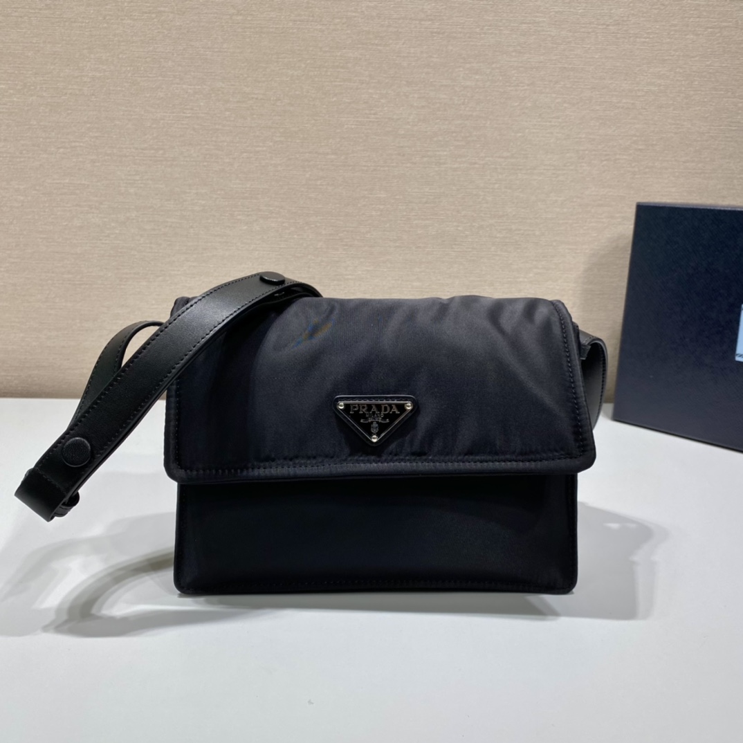 小号 普拉达 PRADA Re-Nylon Cini 复古三角形 邮差包 单肩包 斜挎包 黑色 F0 1BD313_RDLN_F0002