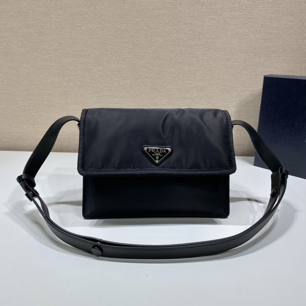 小号 普拉达 PRADA Re-Nylon Cini 复古三角形 邮差包 单肩包 斜挎包 黑色 F0 1BD313_RDLN_F0002